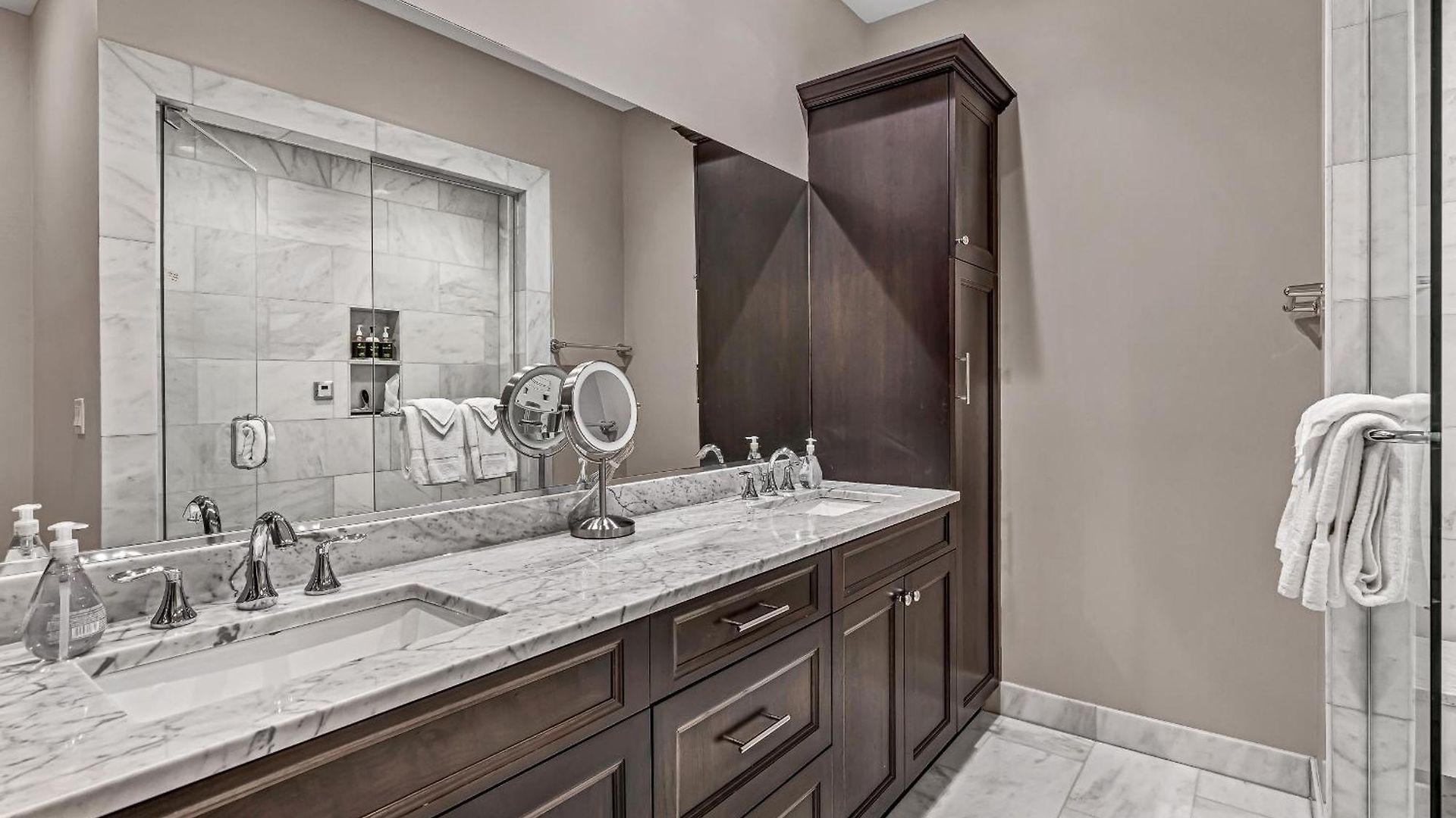 Elegant Condo-steps From Wrigley Field, 32 Nights * Chicago