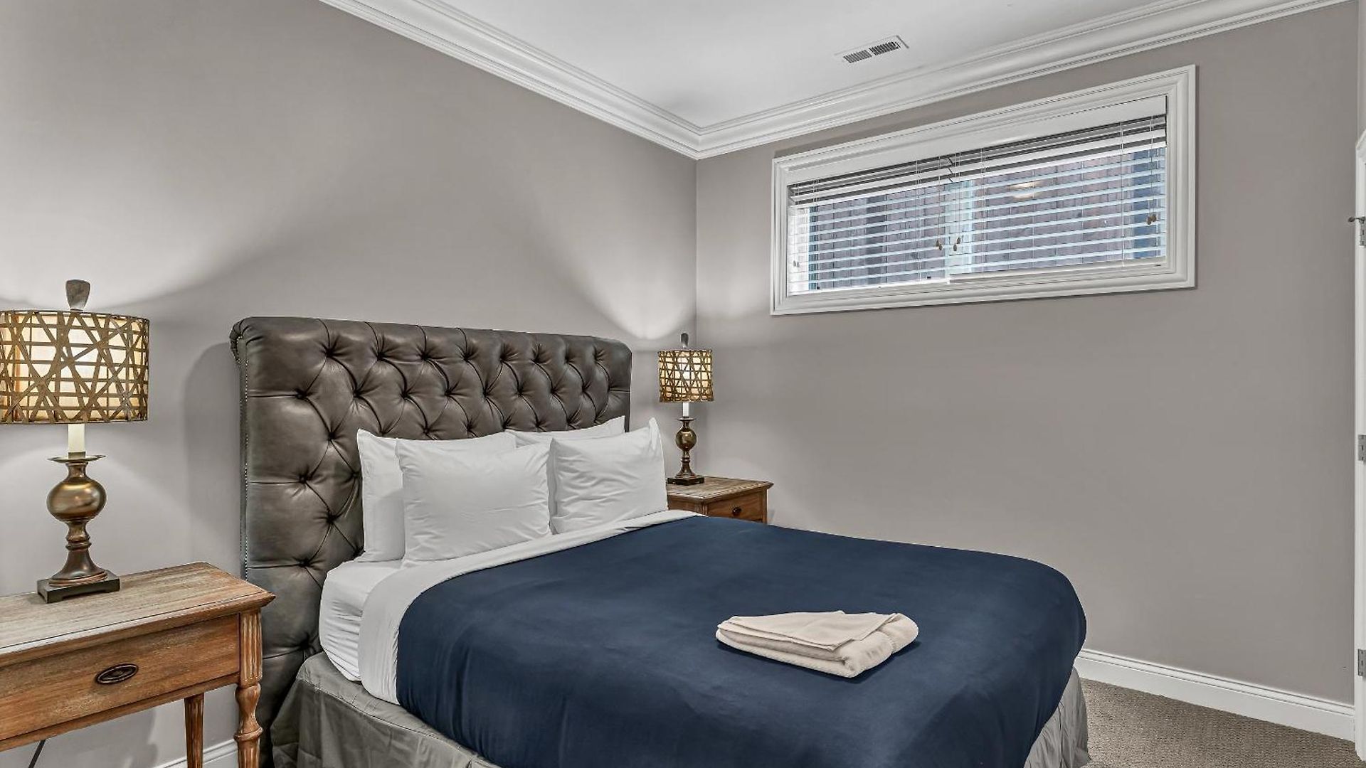Elegant Condo-steps From Wrigley Field, 32 Nights