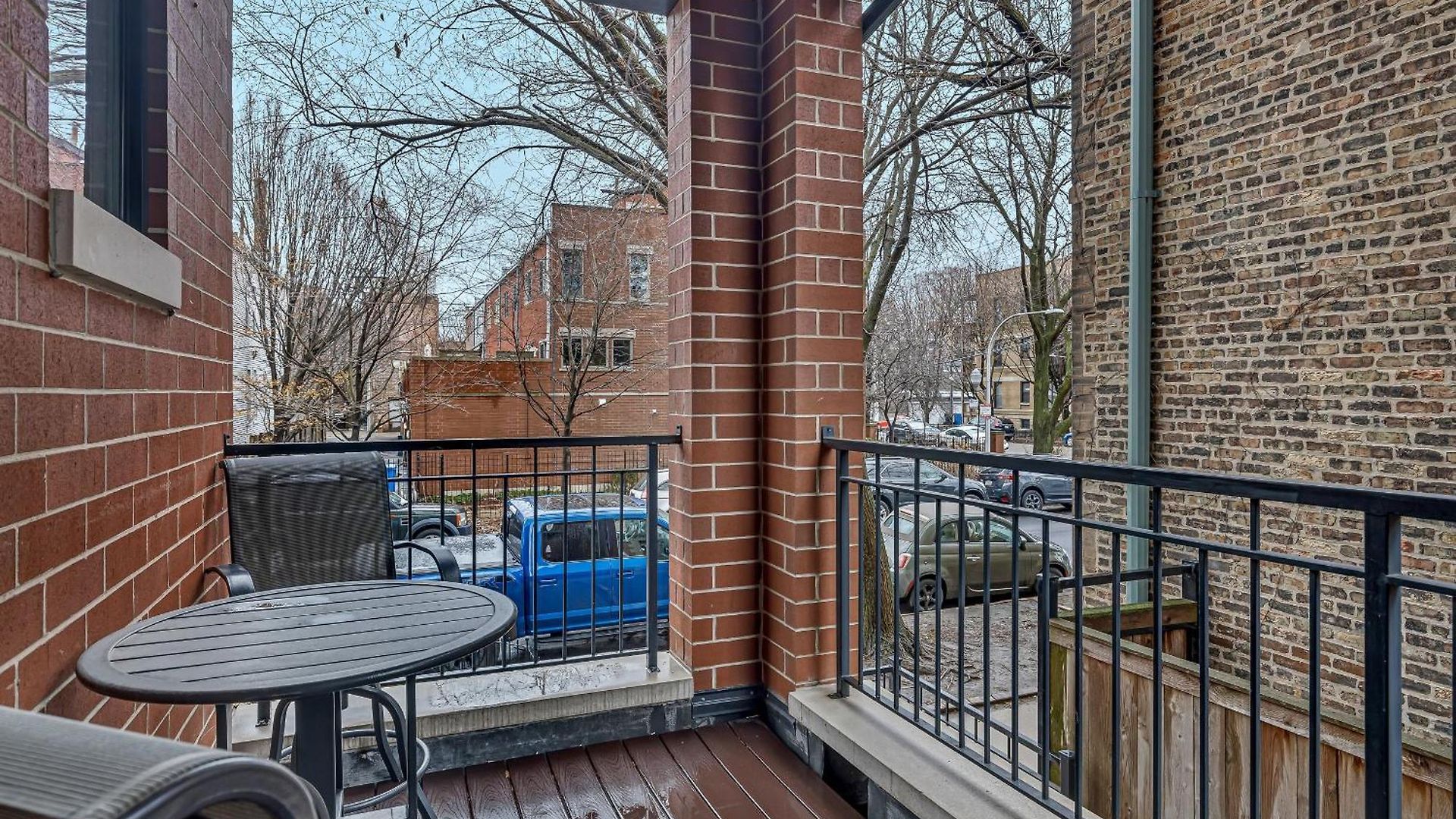 Apartment Elegant Condo-steps From Wrigley Field, 32 Nights
