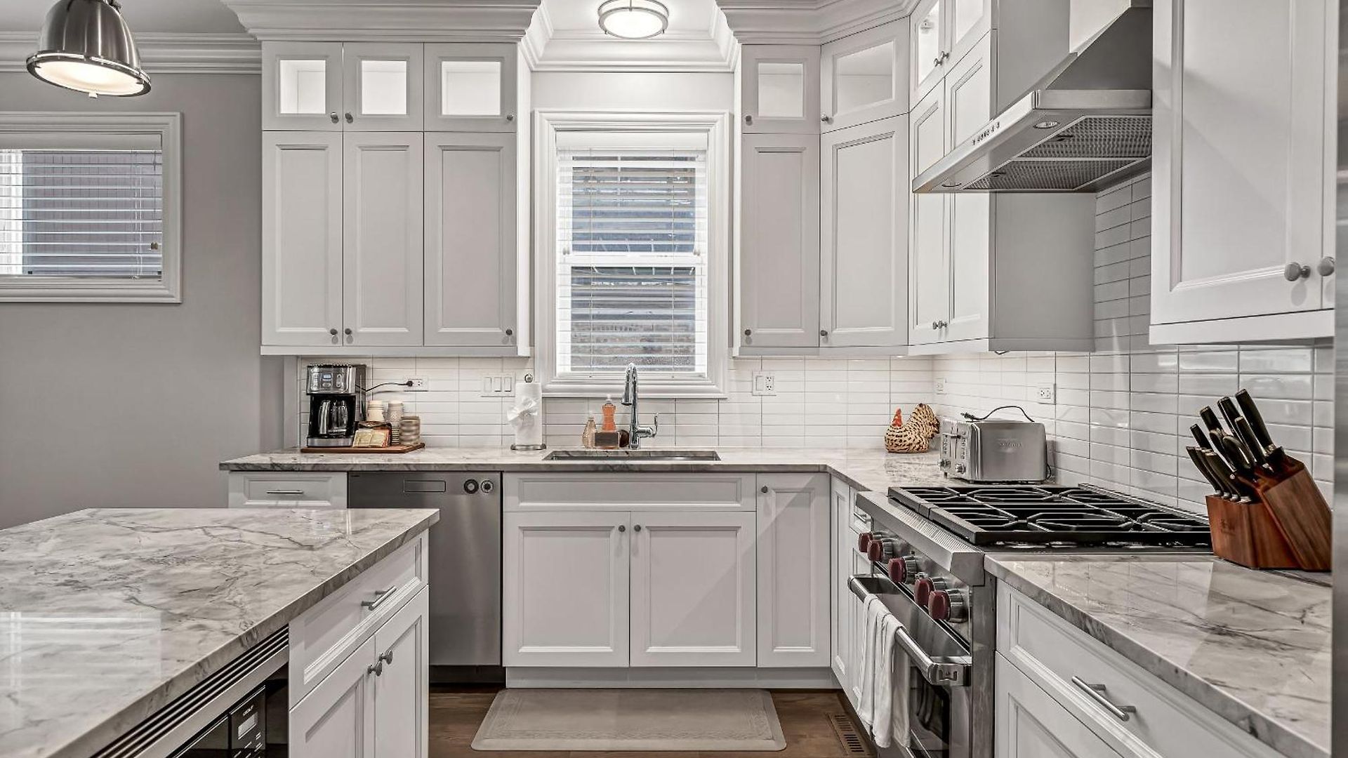 Elegant Condo-steps From Wrigley Field, 32 Nights *