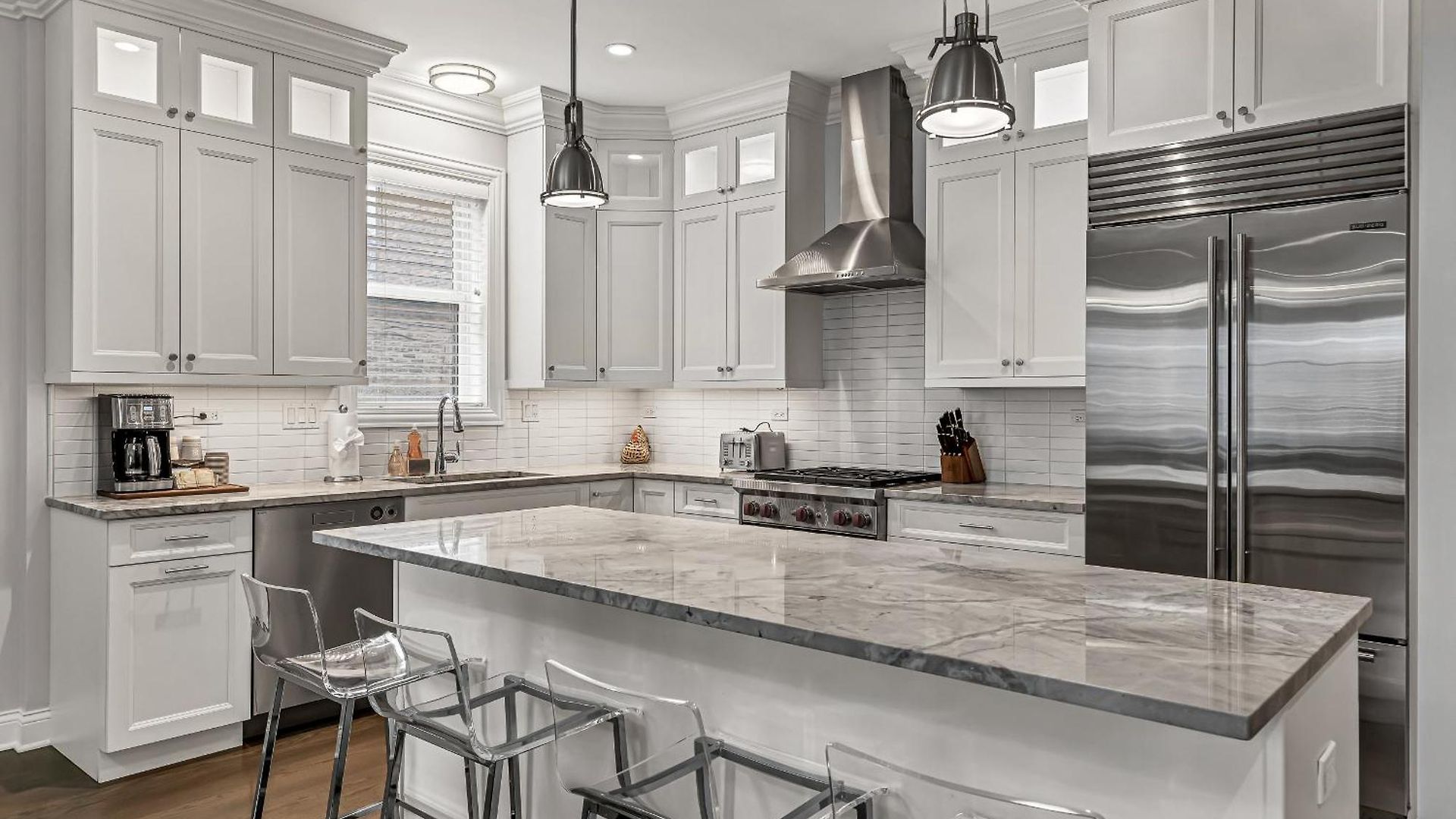 Elegant Condo-steps From Wrigley Field, 32 Nights Apartment *