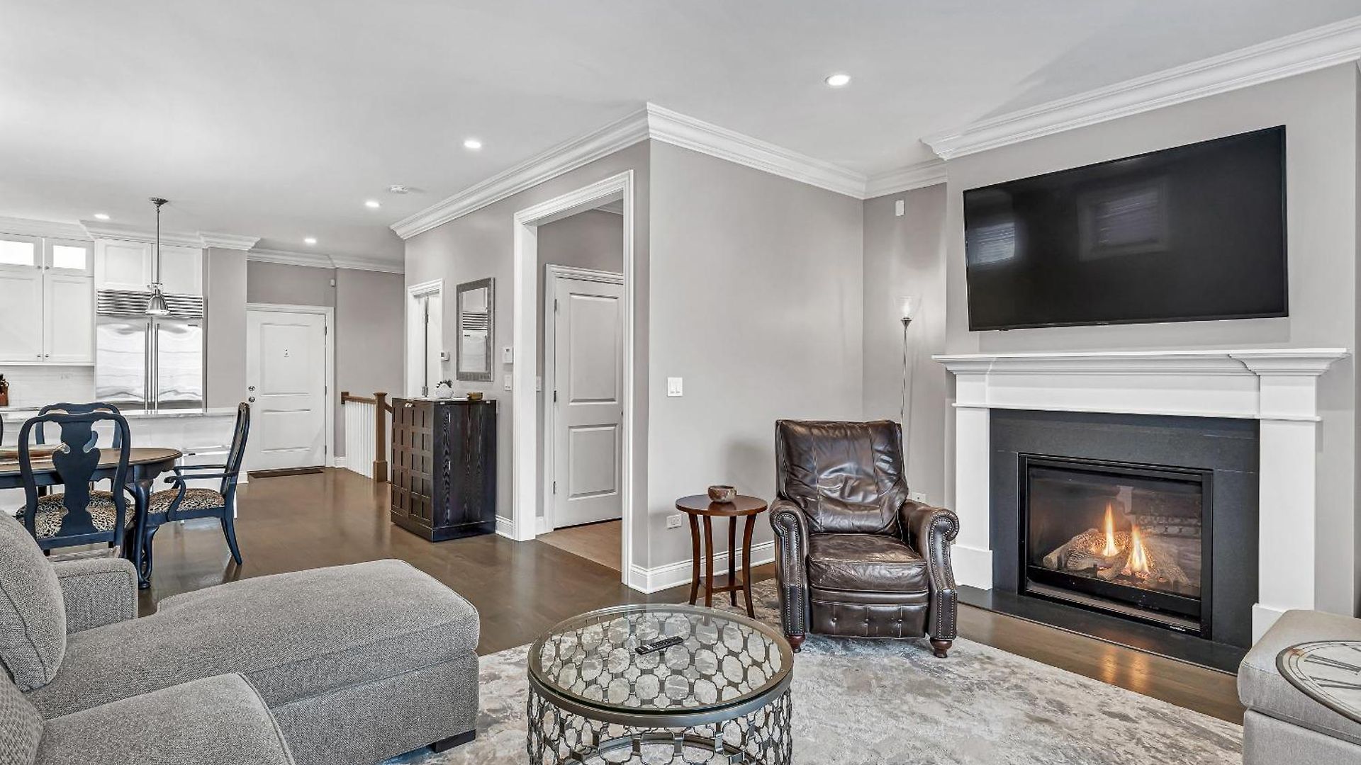 Apartment Elegant Condo-steps From Wrigley Field, 32 Nights *