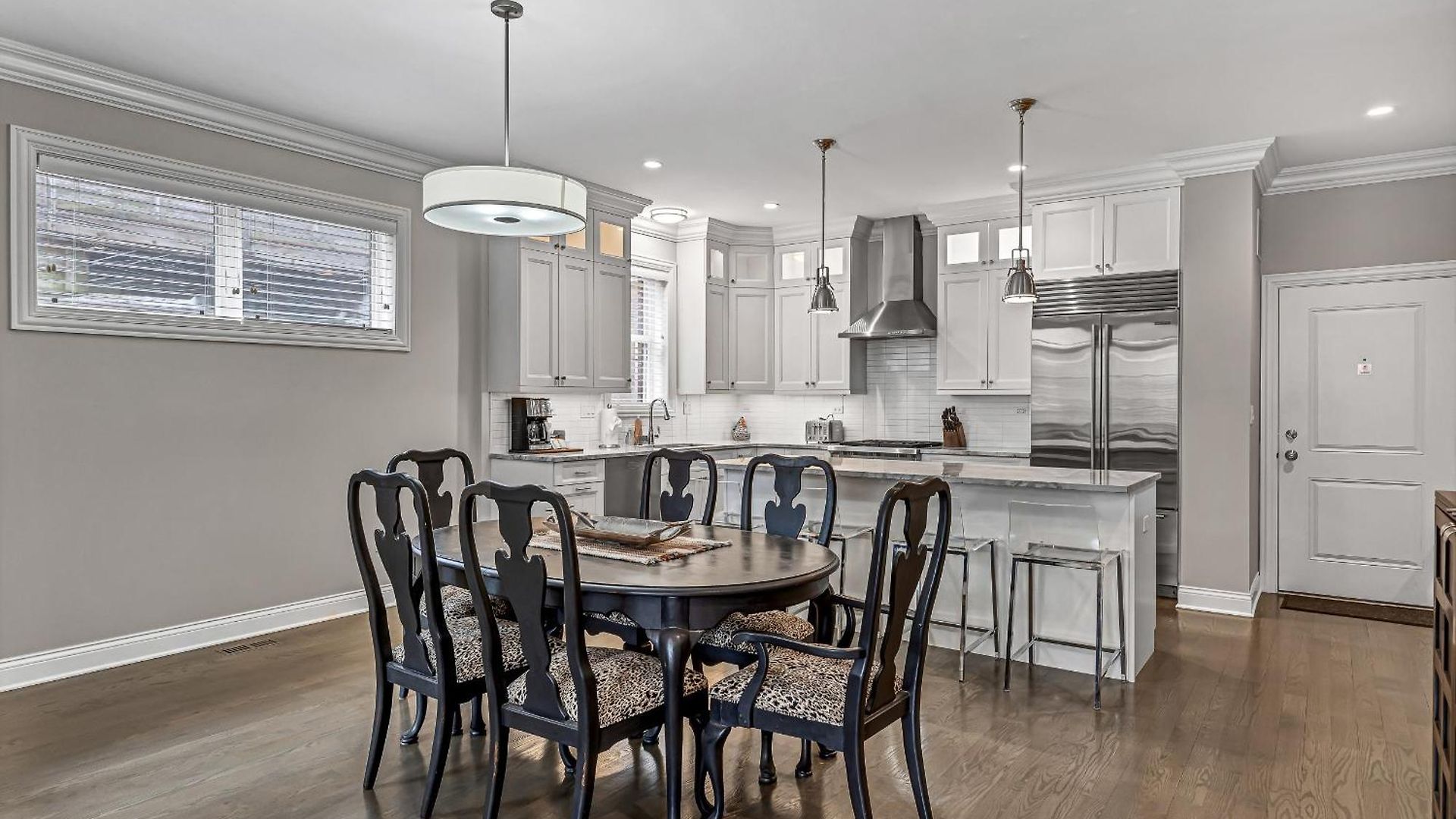Apartment Elegant Condo-steps From Wrigley Field, 32 Nights Chicago