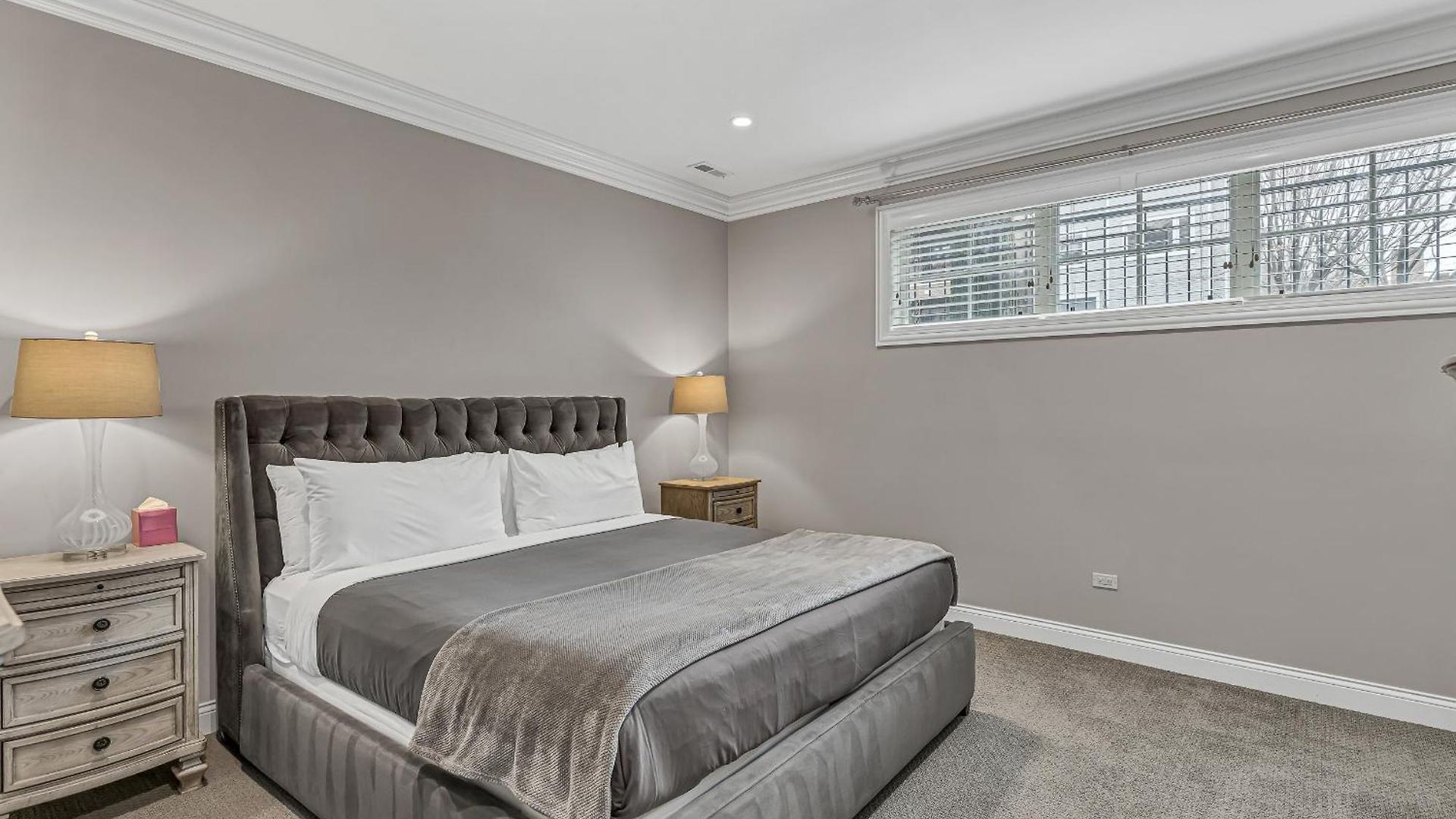 Elegant Condo-steps From Wrigley Field, 32 Nights *