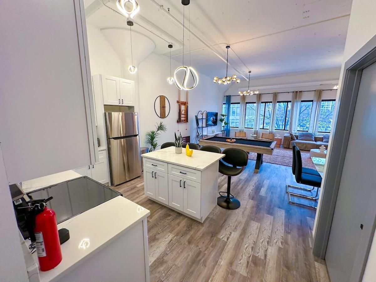 Luxury 6br With Pool Table Sleeps 12 Perfect For Group Near Mccormick Place, Grant Park And Soldier Field Apartment *