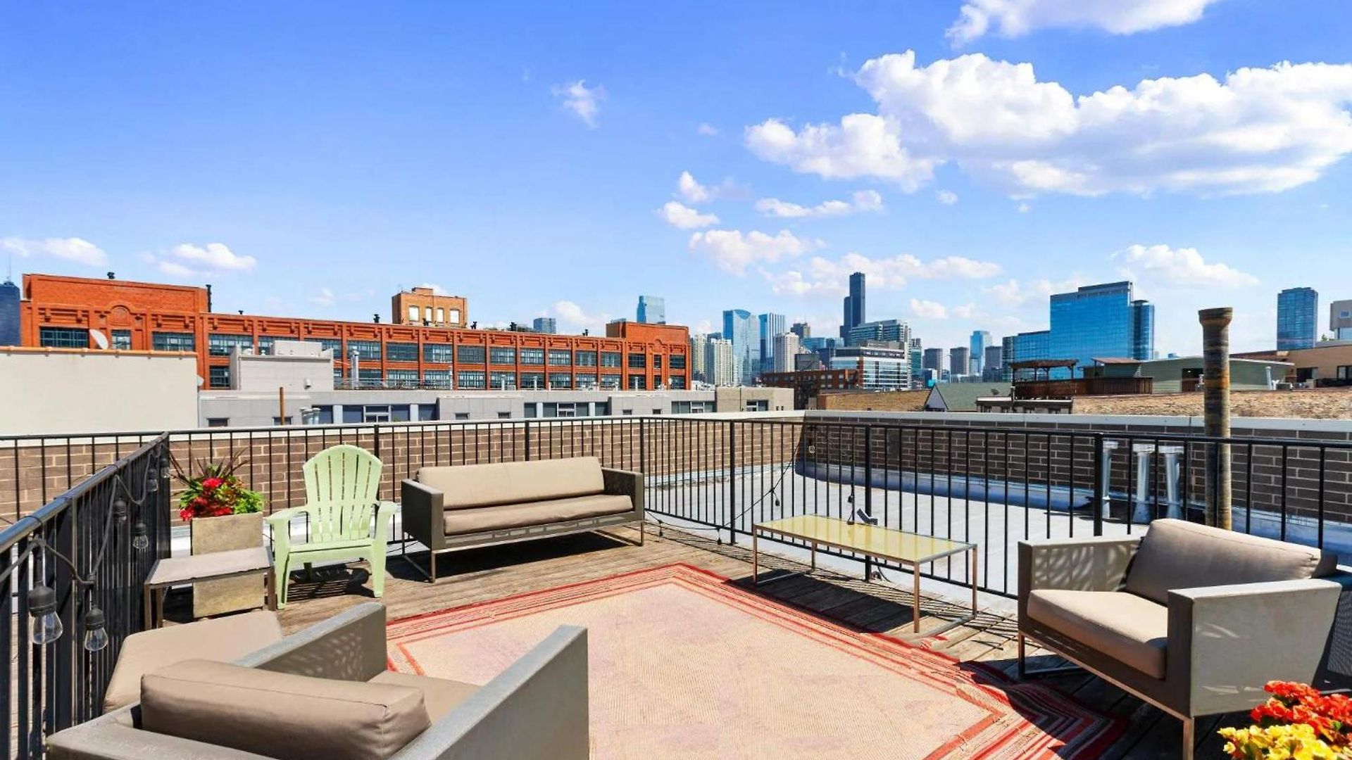 1 Garage Parking, Skyline Rooftop, Pingpong, Balcony * Chicago