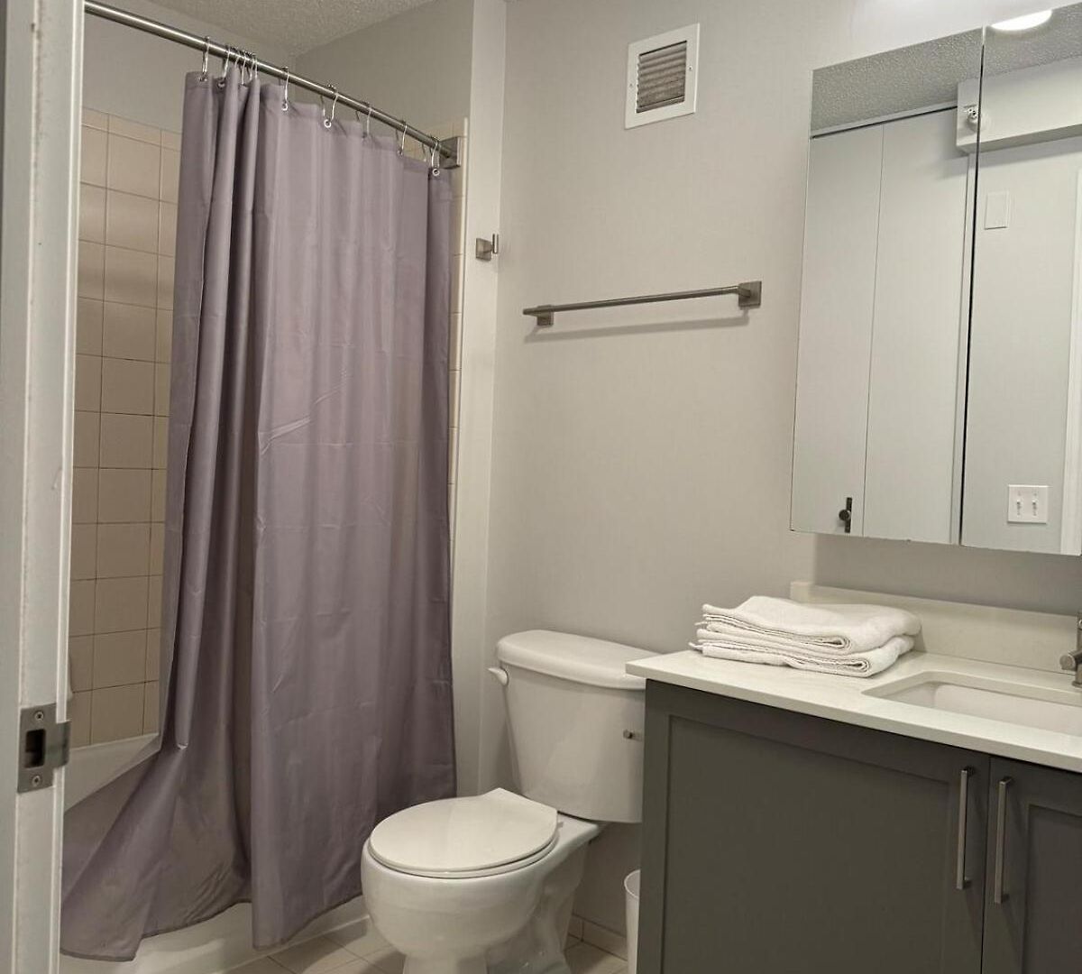 Cozy 2 Bedroom By Lakeshore *