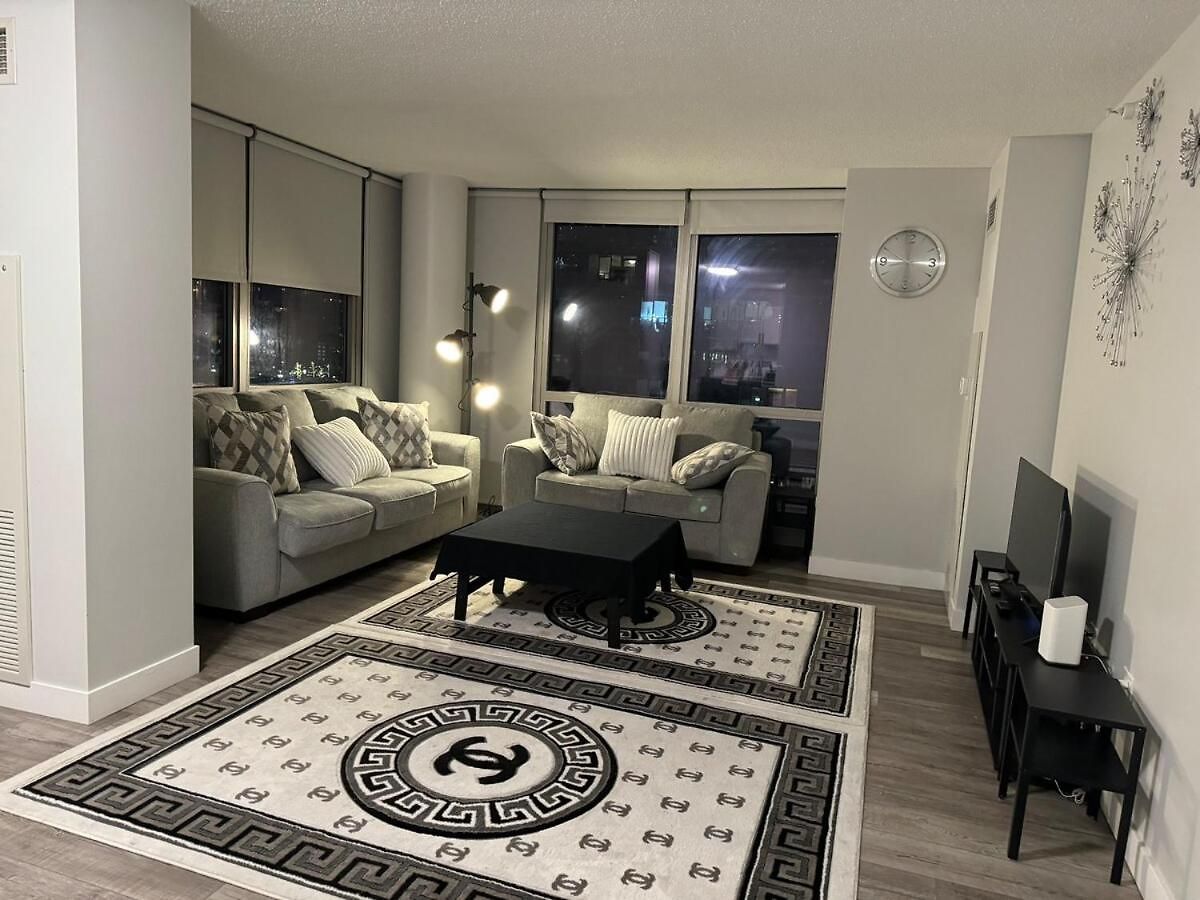 Cozy 2 Bedroom By Lakeshore Apartment