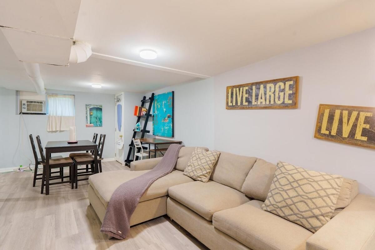 Cozy Logan Square Easy Access Chicago