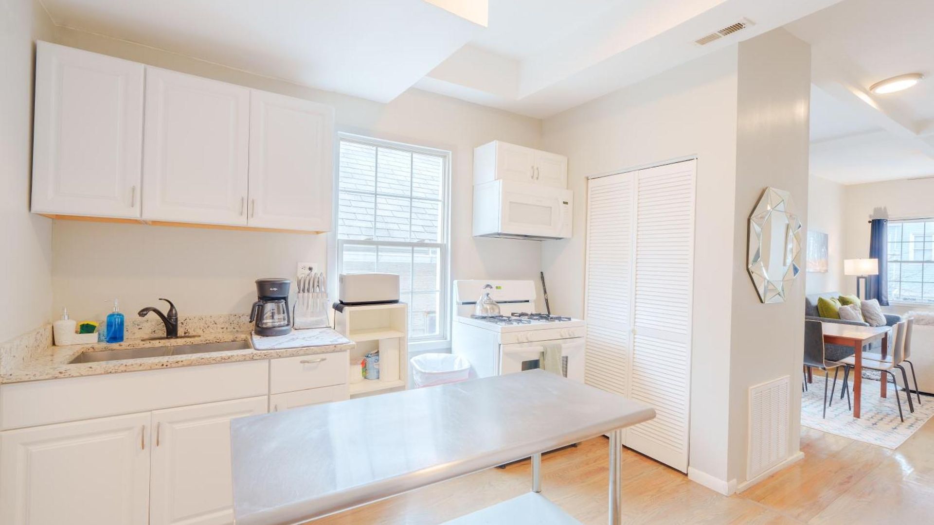 Bright & Modern 3br And 1ba In Logan Square Apartment *