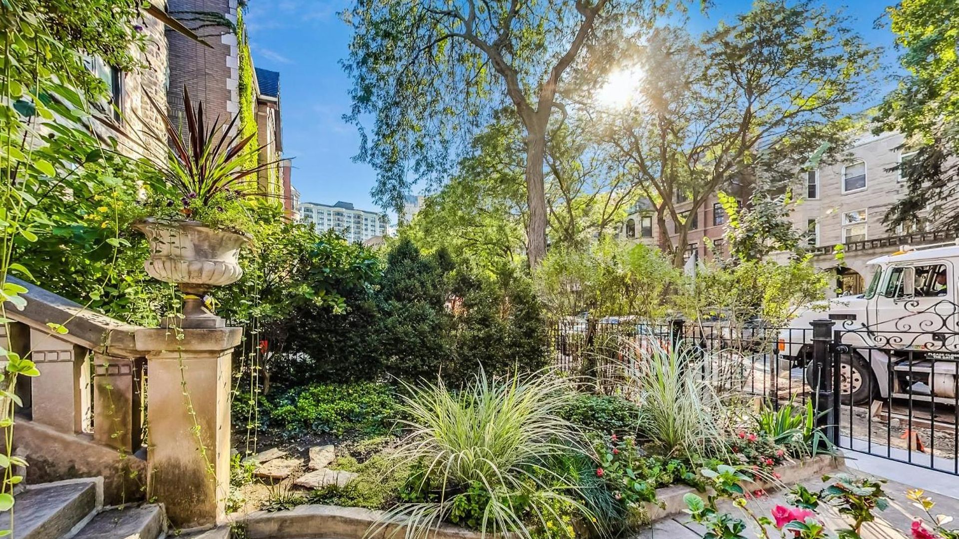 Luxurious Lincoln Park With Gourmet Kitchen Apartment *