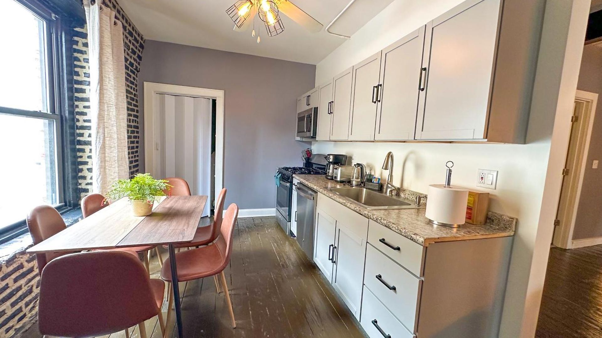 Mccormick Place Spacious 5br With Pool Table & Optional Parking Sleeps 10 Near Soldier Field And Grant Park