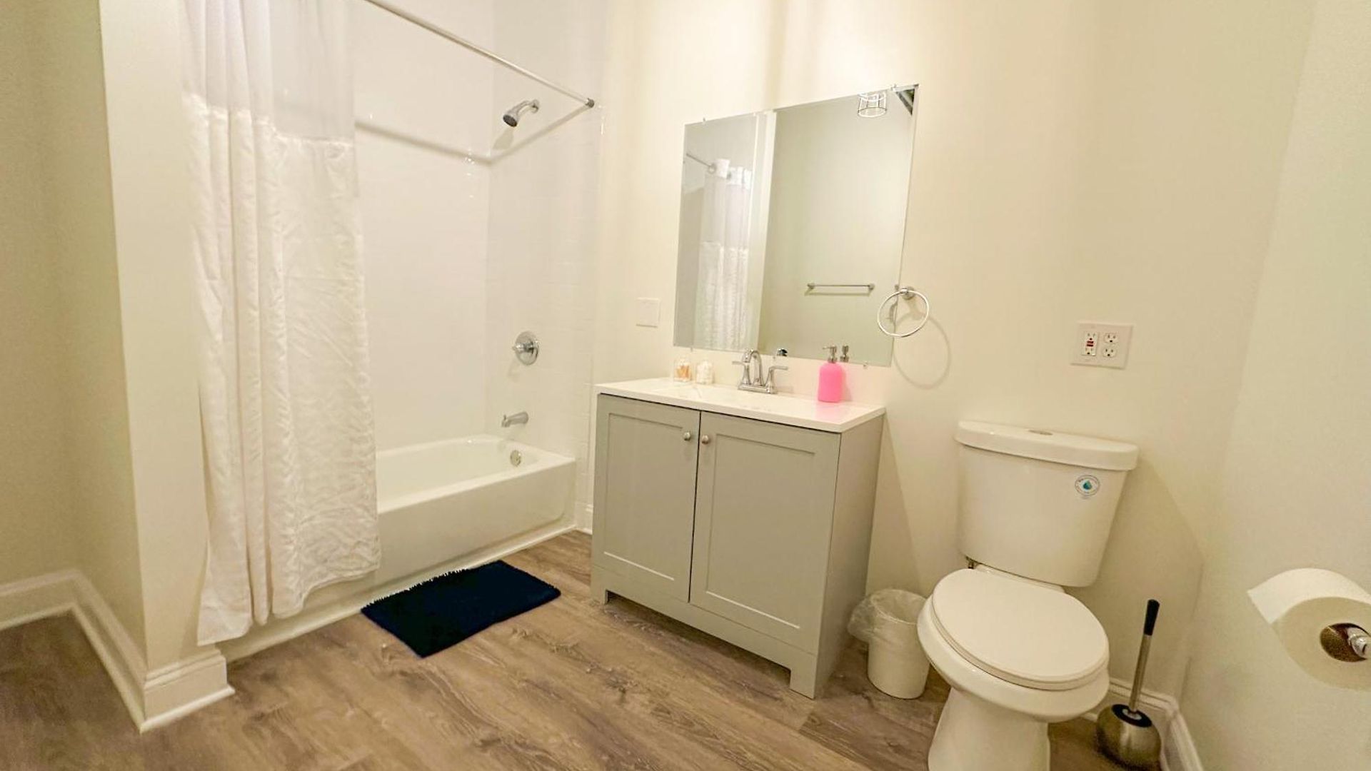 Apartment Mccormick Place Spacious 5br With Pool Table & Optional Parking Sleeps 10 Near Soldier Field And Grant Park Chicago