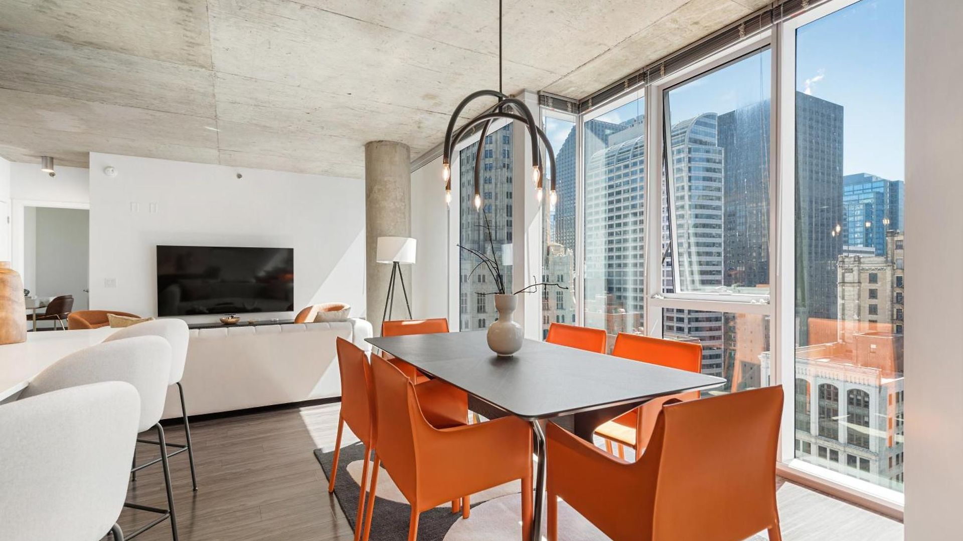 Linea Luxury Living With Indoor Pool And Rooftop Views In The Loop Apartment