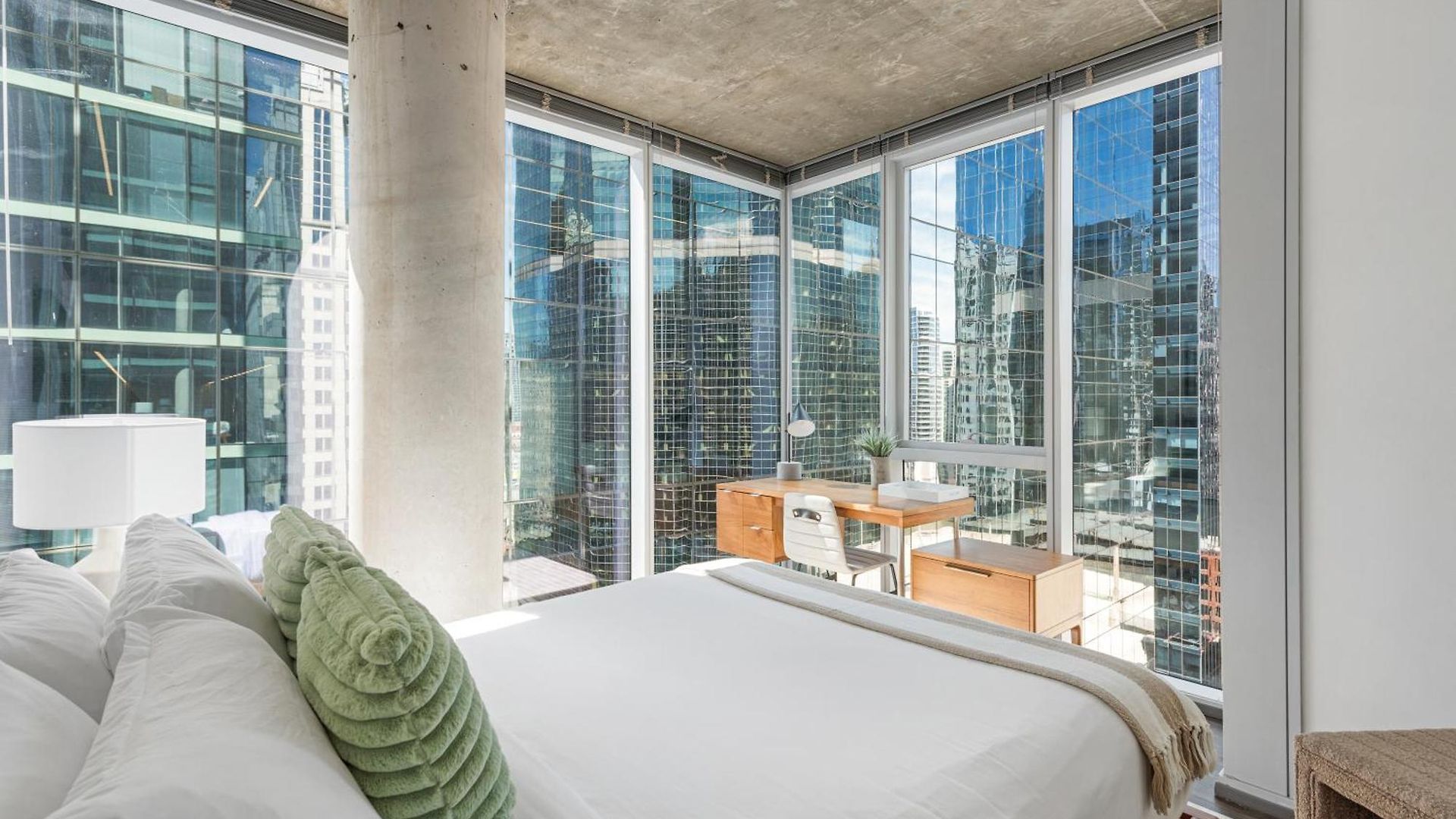 Linea Luxury Living With Indoor Pool And Rooftop Views In The Loop Chicago