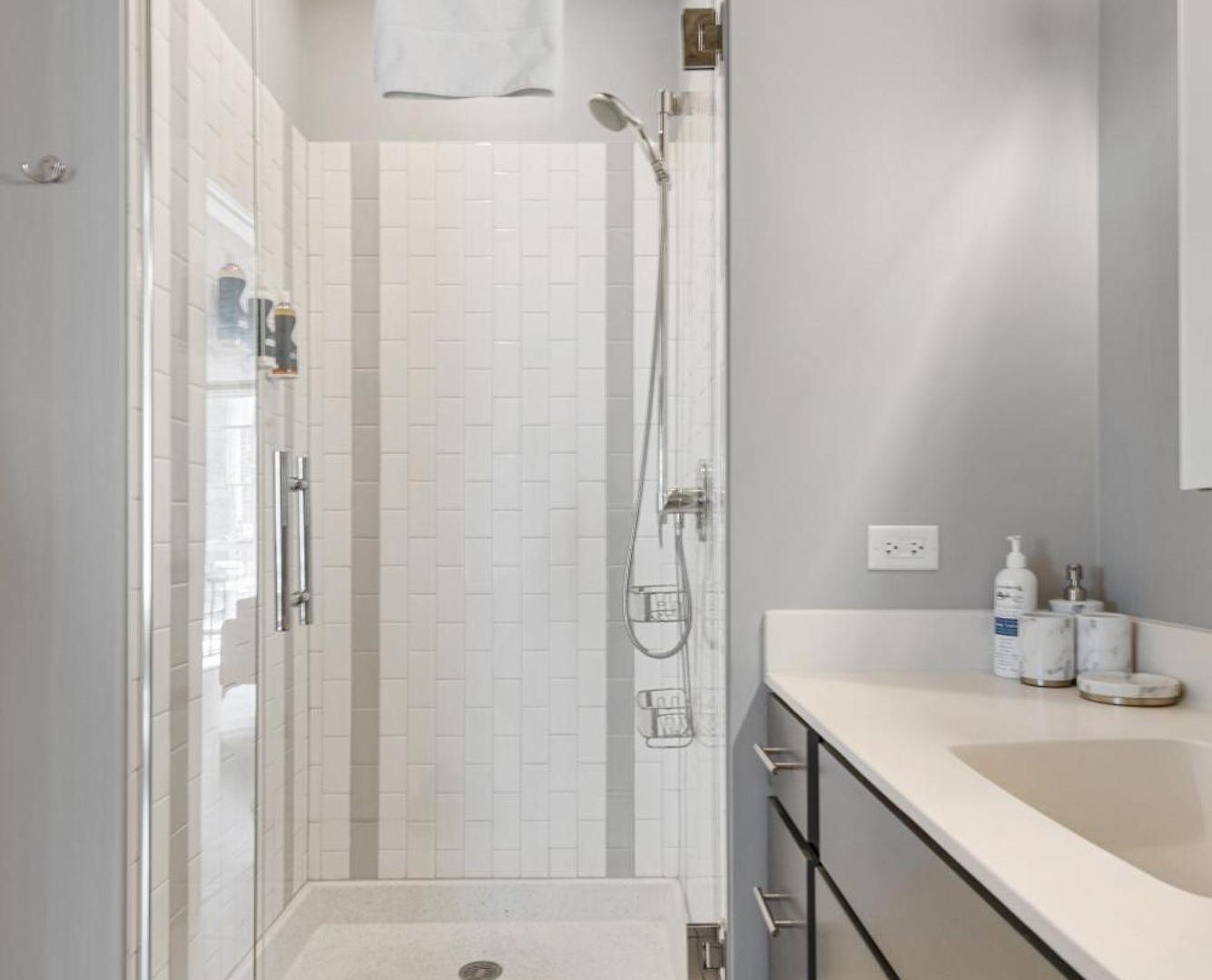Linea Luxury Living With Indoor Pool And Rooftop Views In The Loop Apartment