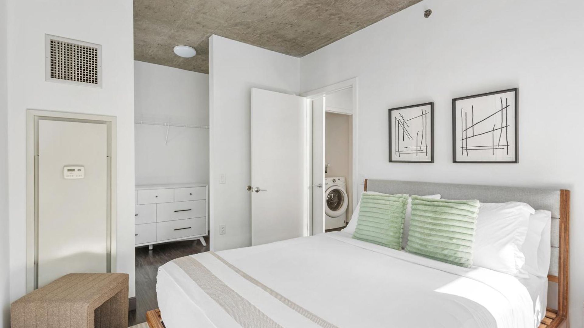 Linea Luxury Living With Indoor Pool And Rooftop Views In The Loop Apartment