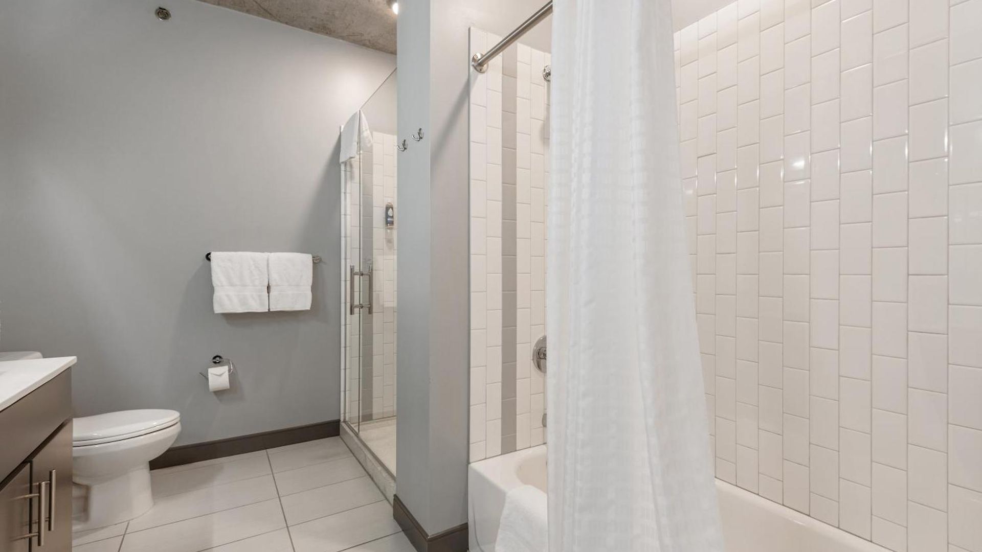 Linea Luxury Living With Indoor Pool And Rooftop Views In The Loop Apartment