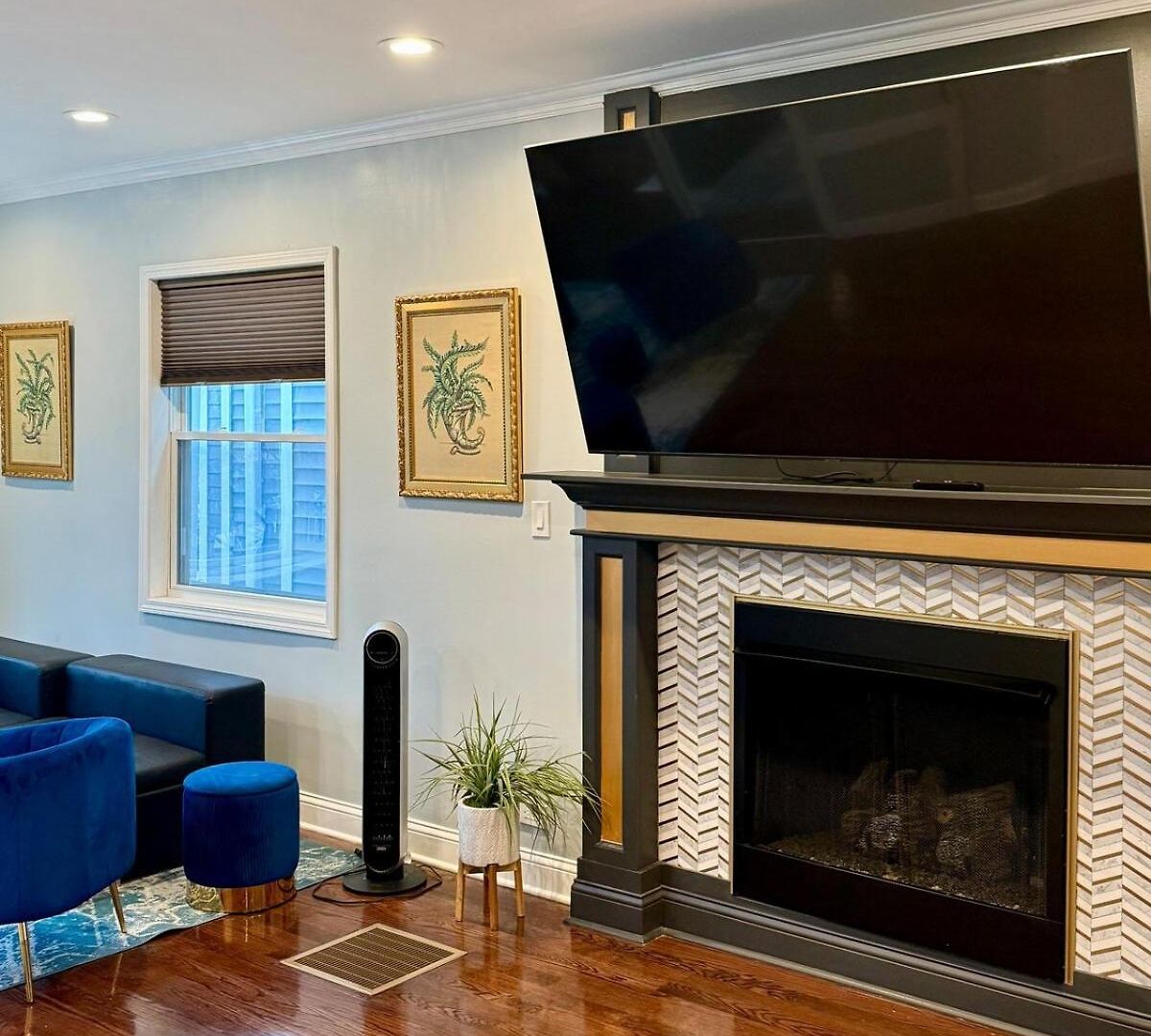 Apartment Stunning In Prime With Private Pool *