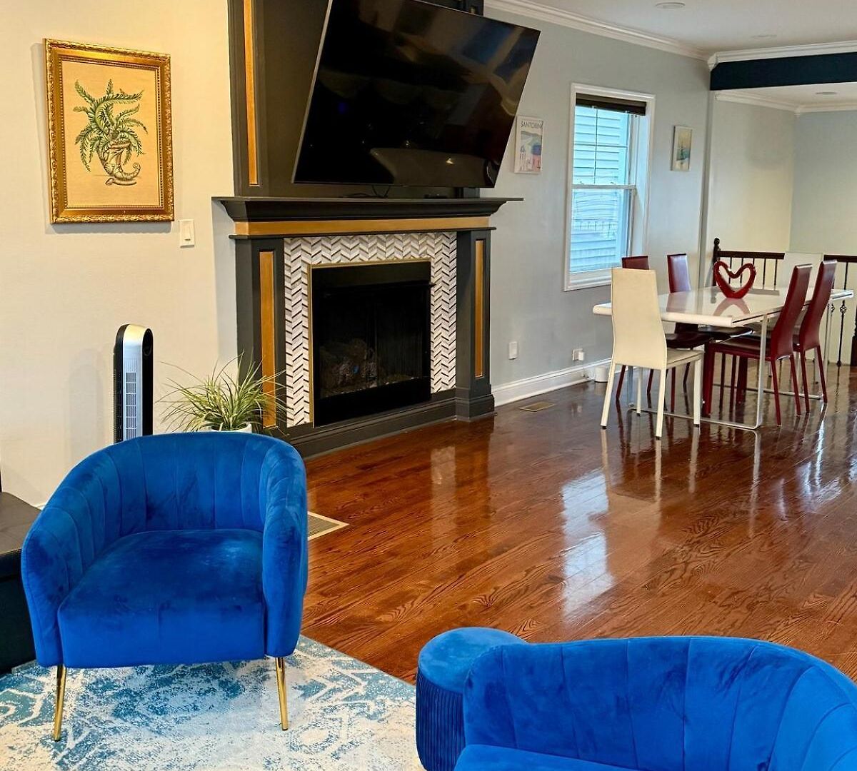 Apartment Stunning In Prime With Private Pool *