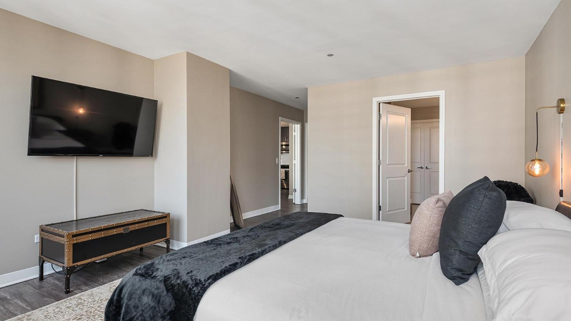 The Bernardin Gold Coast Luxury Near Magnificent Mile Apartment