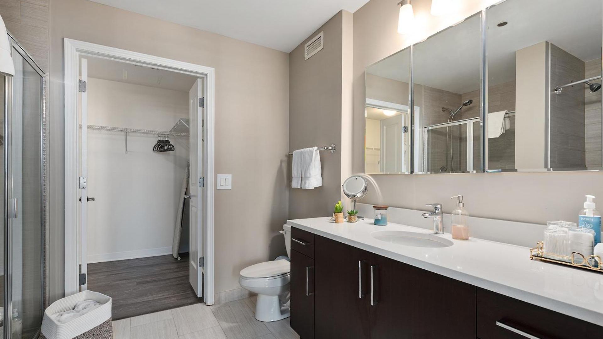The Bernardin Gold Coast Luxury Near Magnificent Mile Apartment