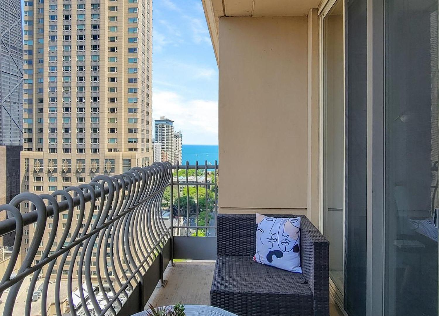 The Bernardin Gold Coast Luxury Near Magnificent Mile Apartment *