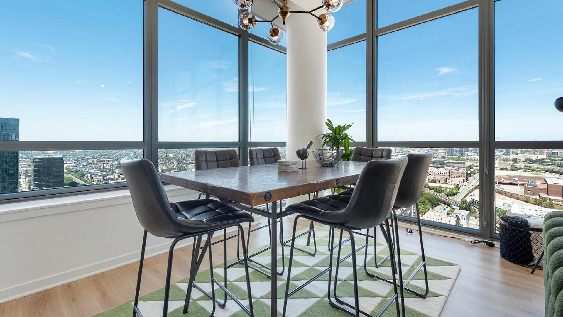 K2 Sky High With Stunning Views In West Loop *