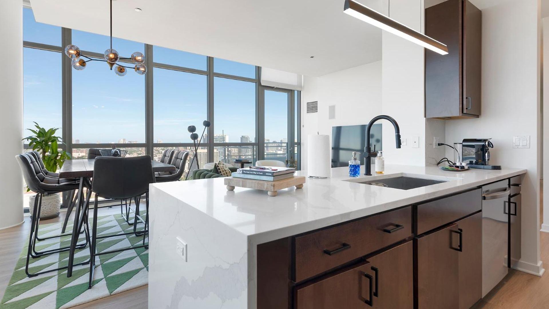 K2 Sky High With Stunning Views In West Loop Apartment