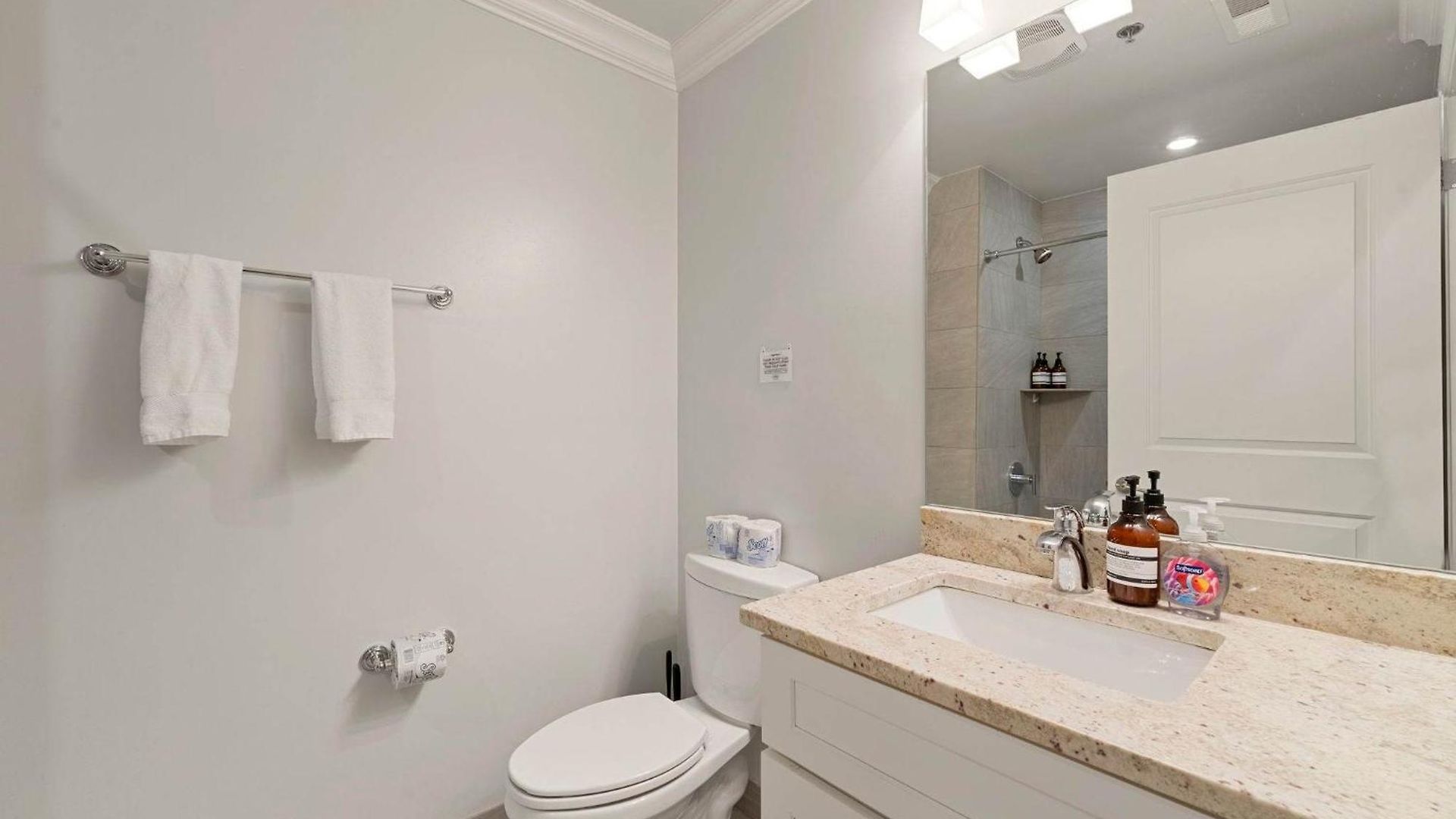 1 Free Parking Gym Balcony Sleeps 10 Apartment Chicago