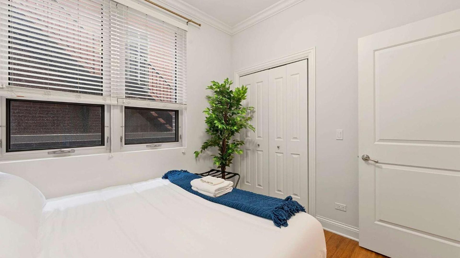 1 Free Parking Gym Balcony Sleeps 10 Apartment