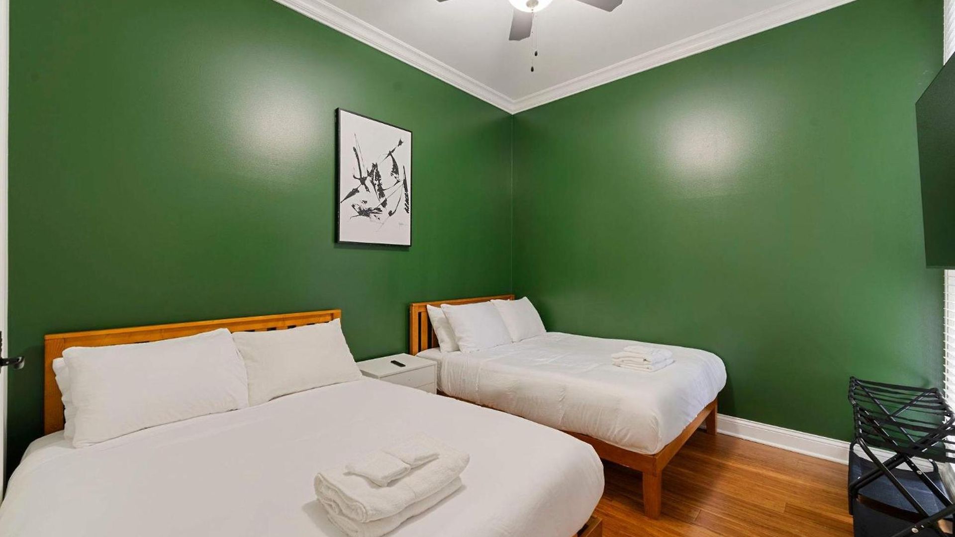 1 Free Parking Gym Balcony Sleeps 10 Apartment