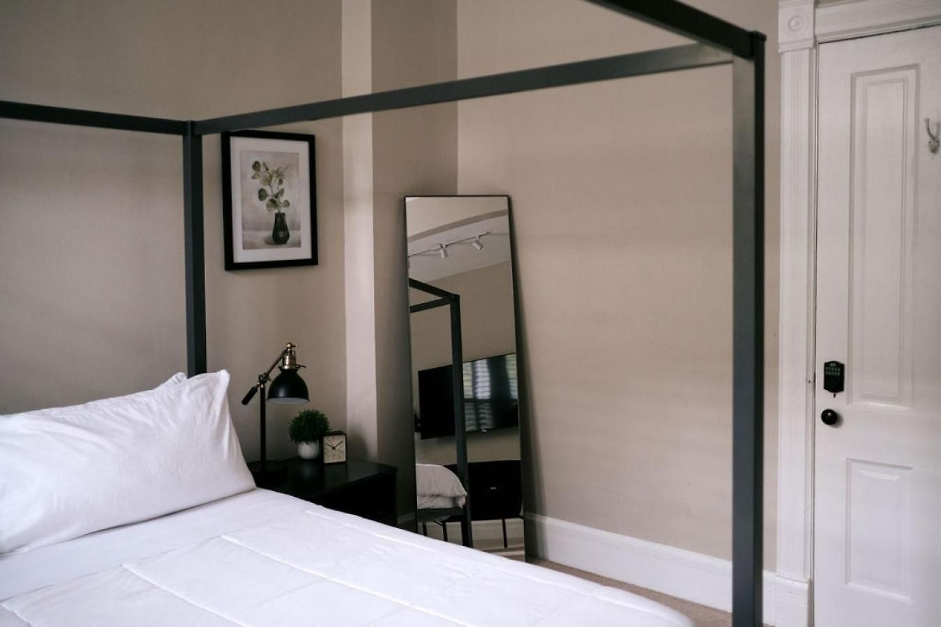 Holiday home 4 Bedroom • Theater • Gym • Walk To Lincoln Park!
