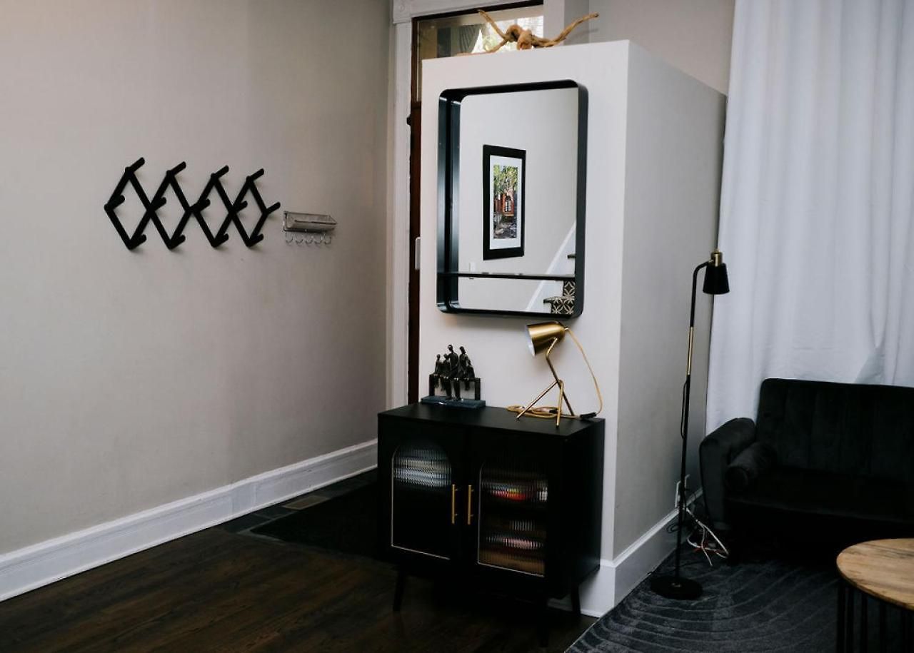 4 Bedroom • Theater • Gym • Walk To Lincoln Park! Holiday home