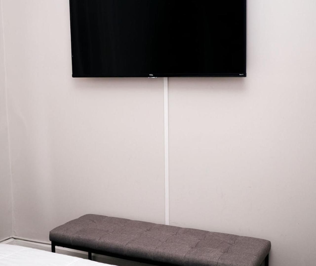 4 Bedroom • Theater • Gym • Walk To Lincoln Park! Holiday home *