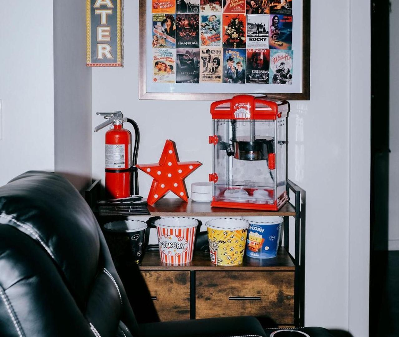 4 Bedroom • Theater • Gym • Walk To Lincoln Park! Chicago