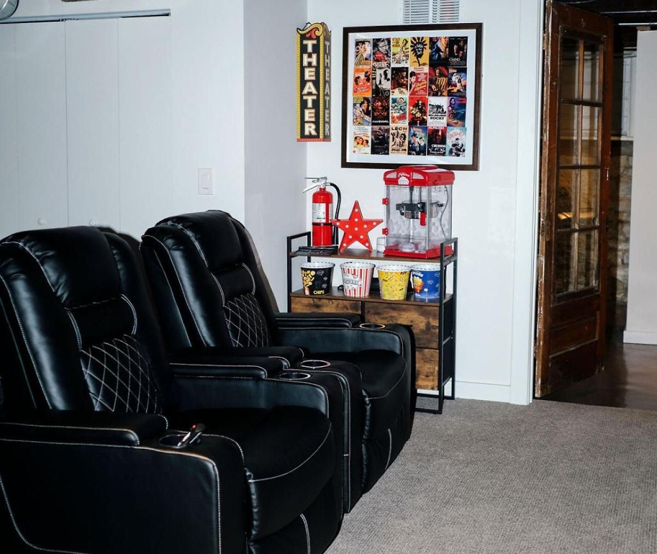 4 Bedroom • Theater • Gym • Walk To Lincoln Park! * Chicago