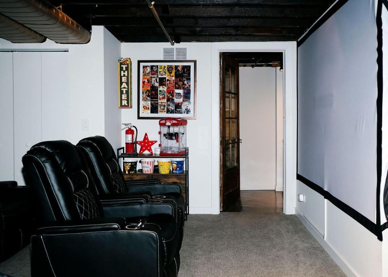 4 Bedroom • Theater • Gym • Walk To Lincoln Park! Holiday home *
