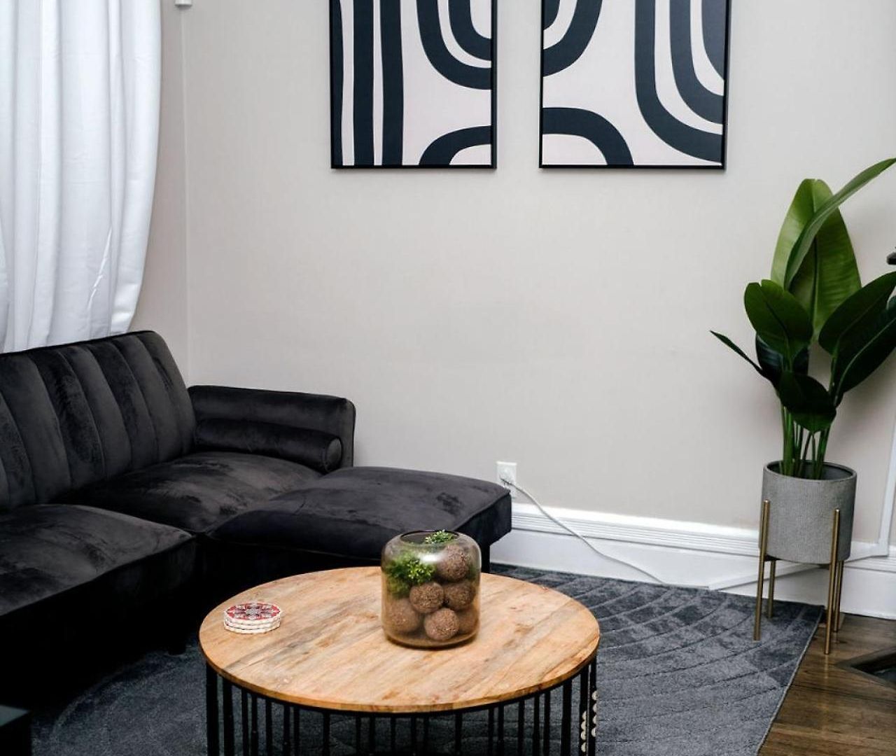 4 Bedroom • Theater • Gym • Walk To Lincoln Park!