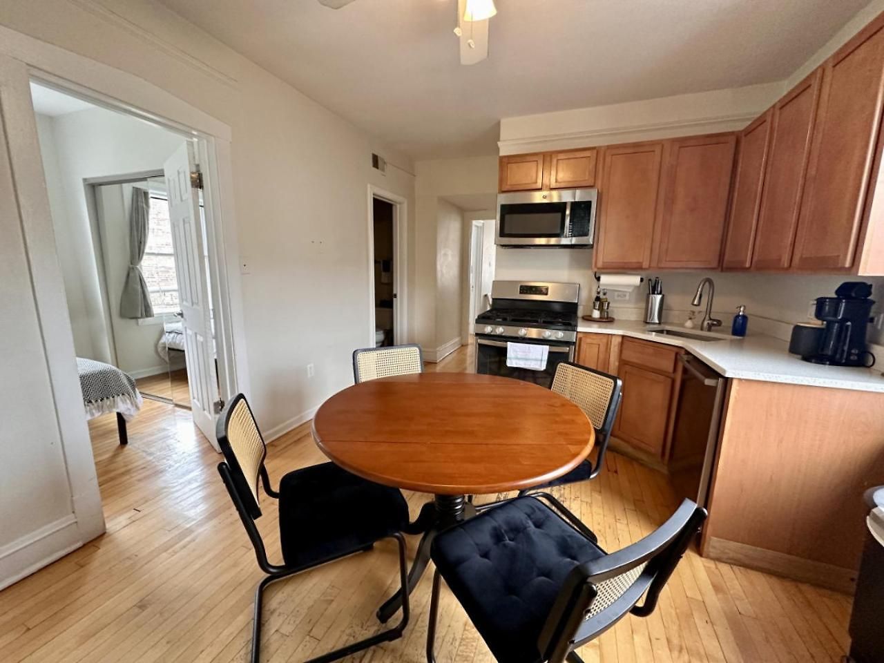 Sunlit In Lively Wicker-bucktown Apartment Chicago