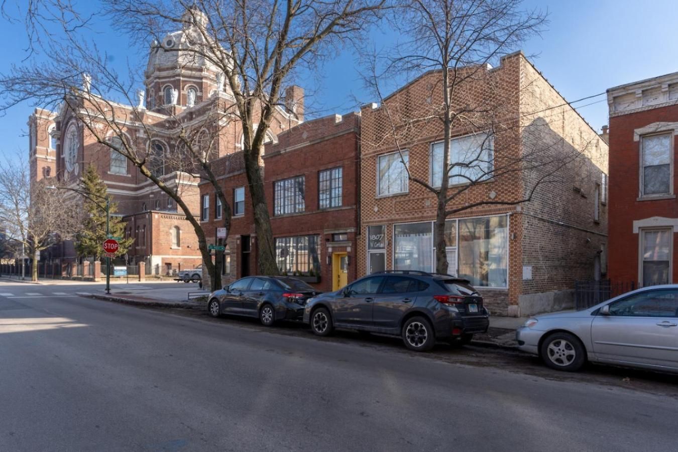 Sunlit In Lively Wicker-bucktown * Chicago