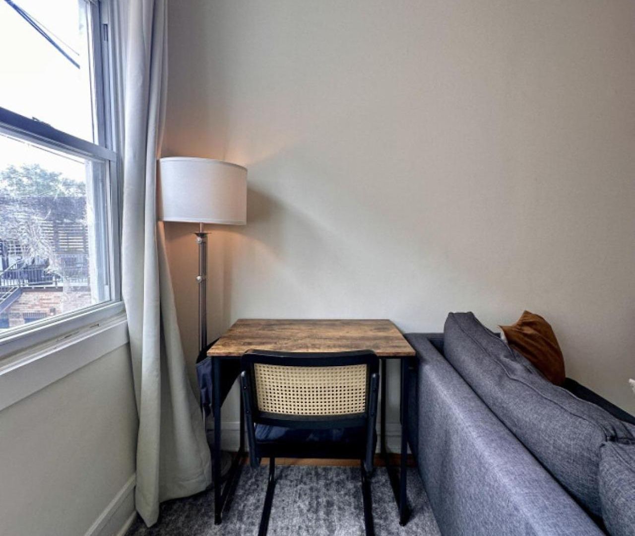 Sunlit In Lively Wicker-bucktown Apartment