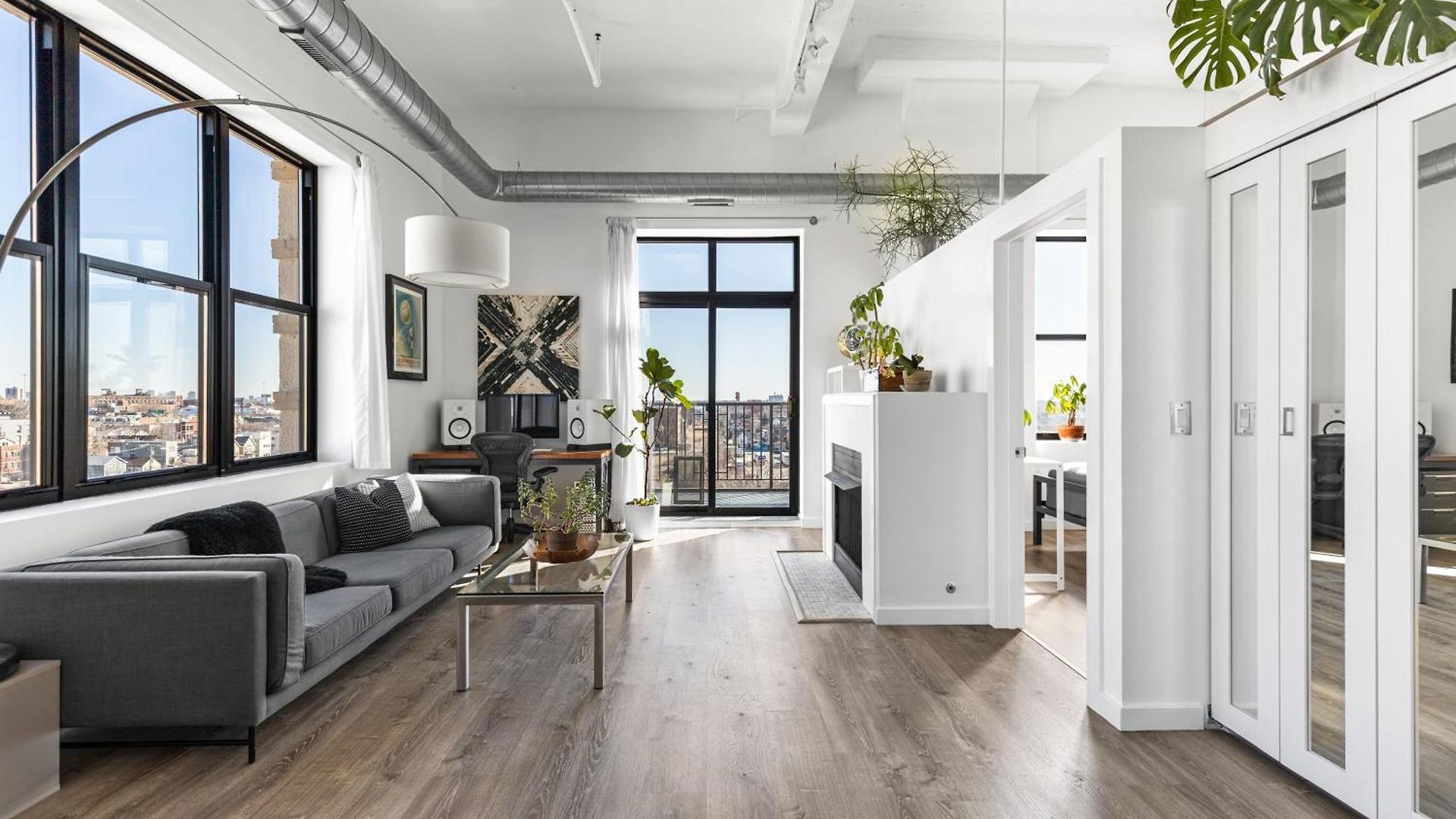 Apartment Modern Historic Loft 19ft Ceilings, Gym, Heated Parking, Skyline Views, Balcony Chicago