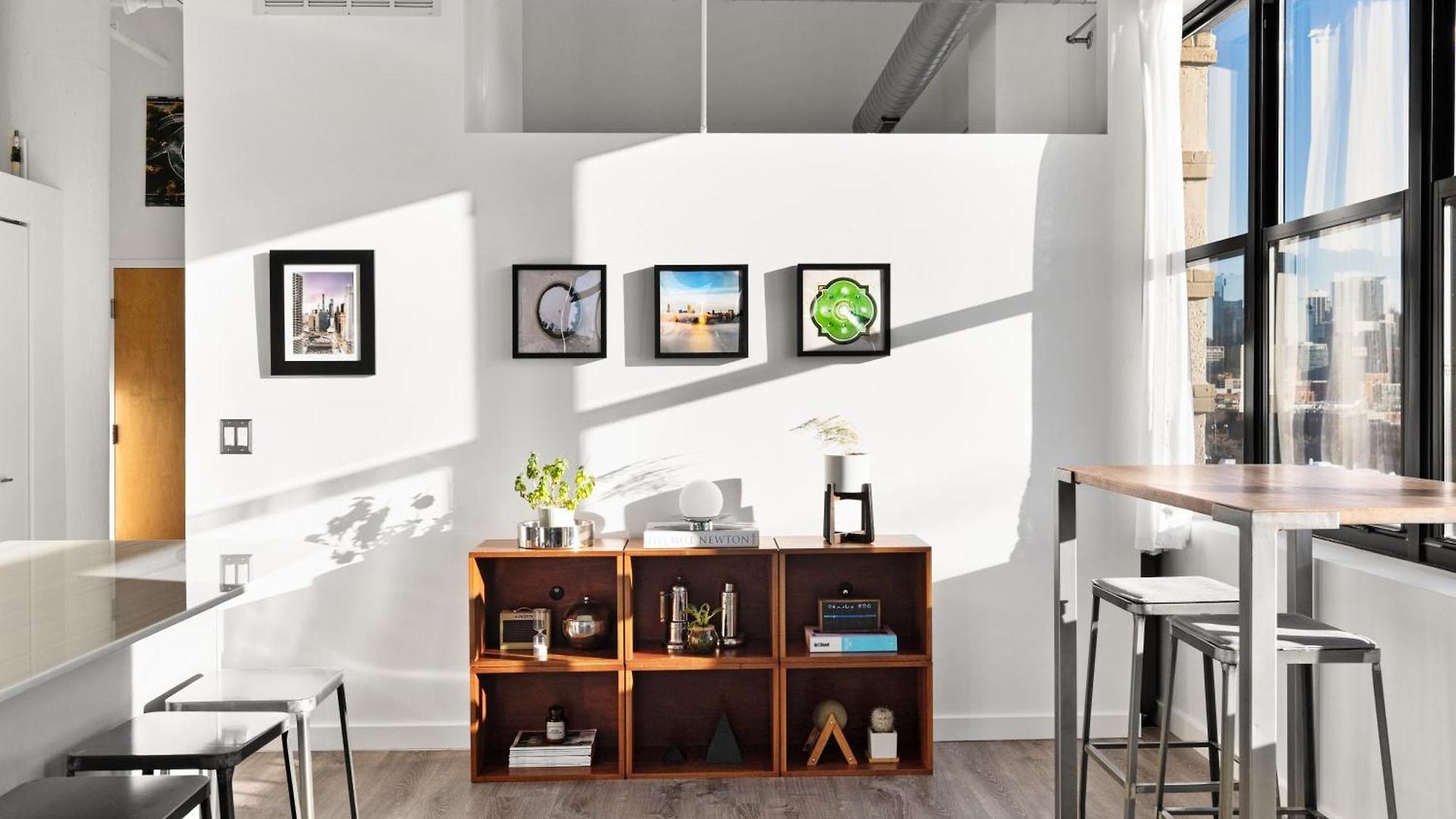Modern Historic Loft 19ft Ceilings, Gym, Heated Parking, Skyline Views, Balcony * Chicago
