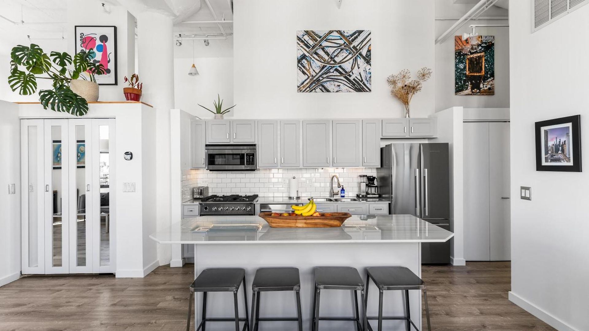 Apartment Modern Historic Loft 19ft Ceilings, Gym, Heated Parking, Skyline Views, Balcony *