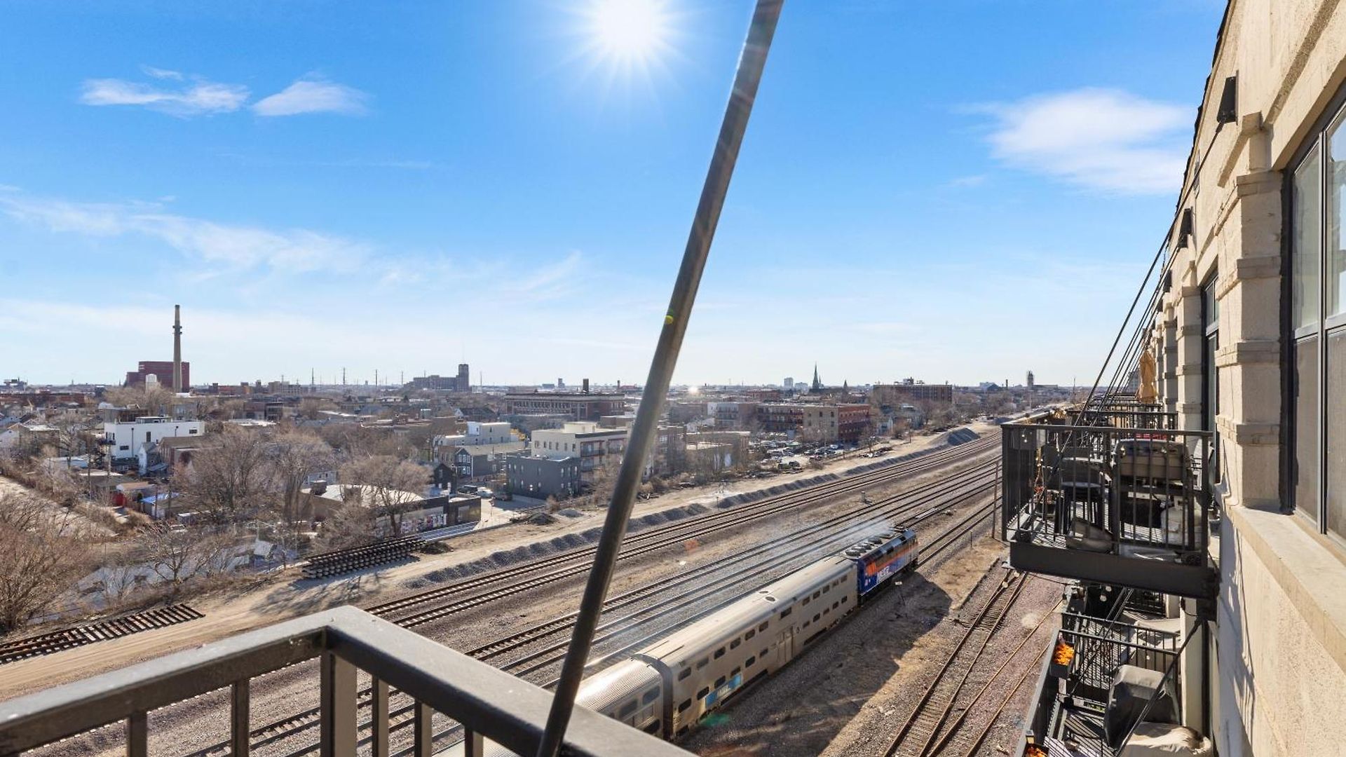 Apartment Modern Historic Loft 19ft Ceilings, Gym, Heated Parking, Skyline Views, Balcony Chicago