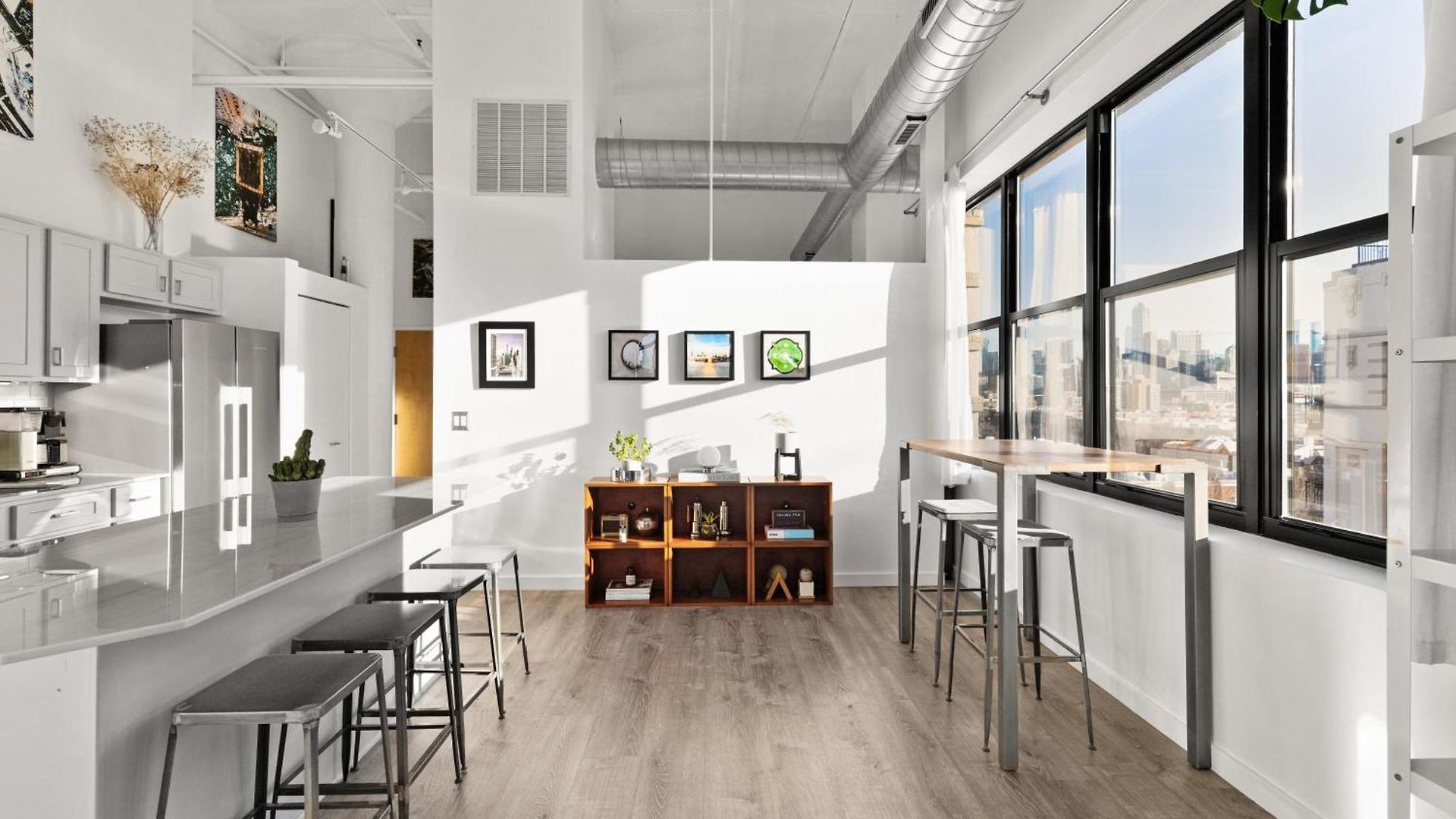 Modern Historic Loft 19ft Ceilings, Gym, Heated Parking, Skyline Views, Balcony * Chicago