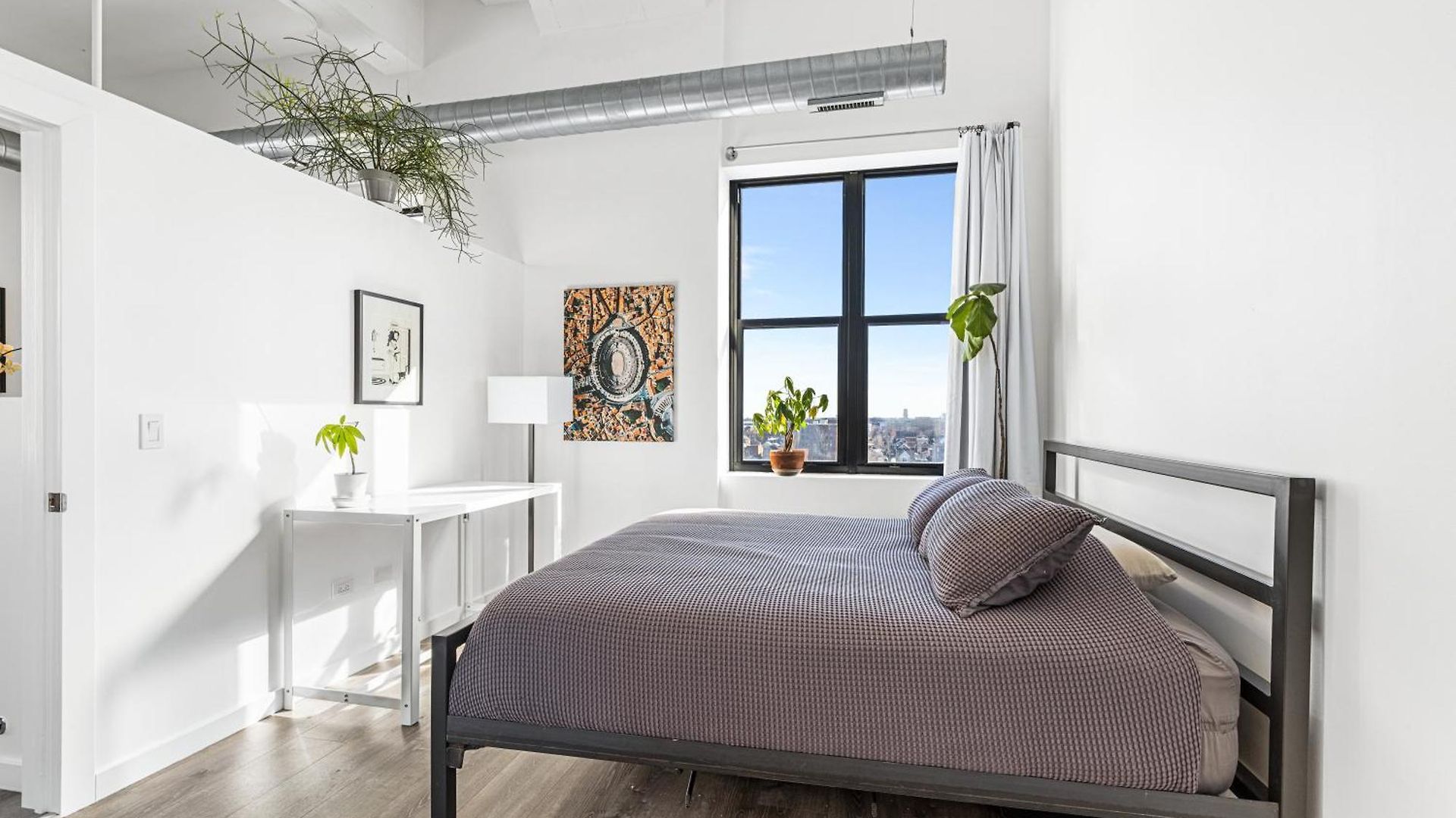 Apartment Modern Historic Loft 19ft Ceilings, Gym, Heated Parking, Skyline Views, Balcony