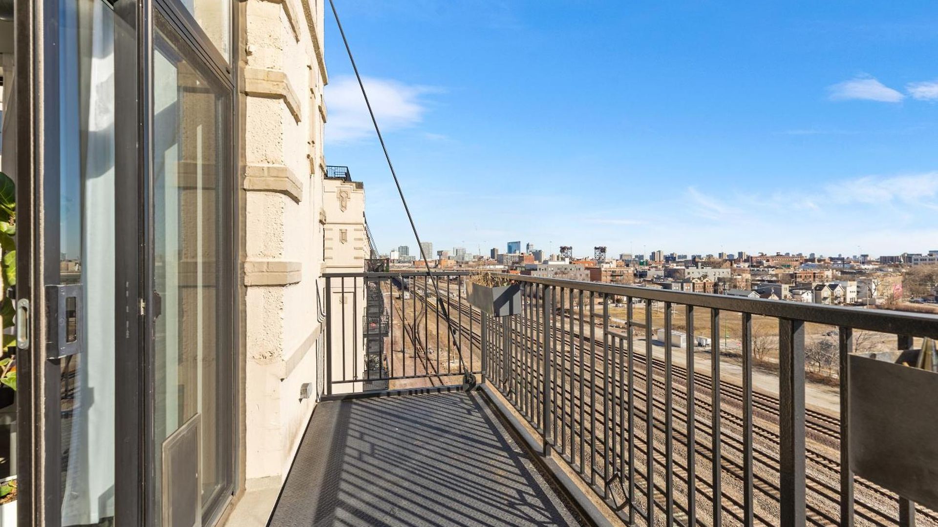 Modern Historic Loft 19ft Ceilings, Gym, Heated Parking, Skyline Views, Balcony Apartment Chicago