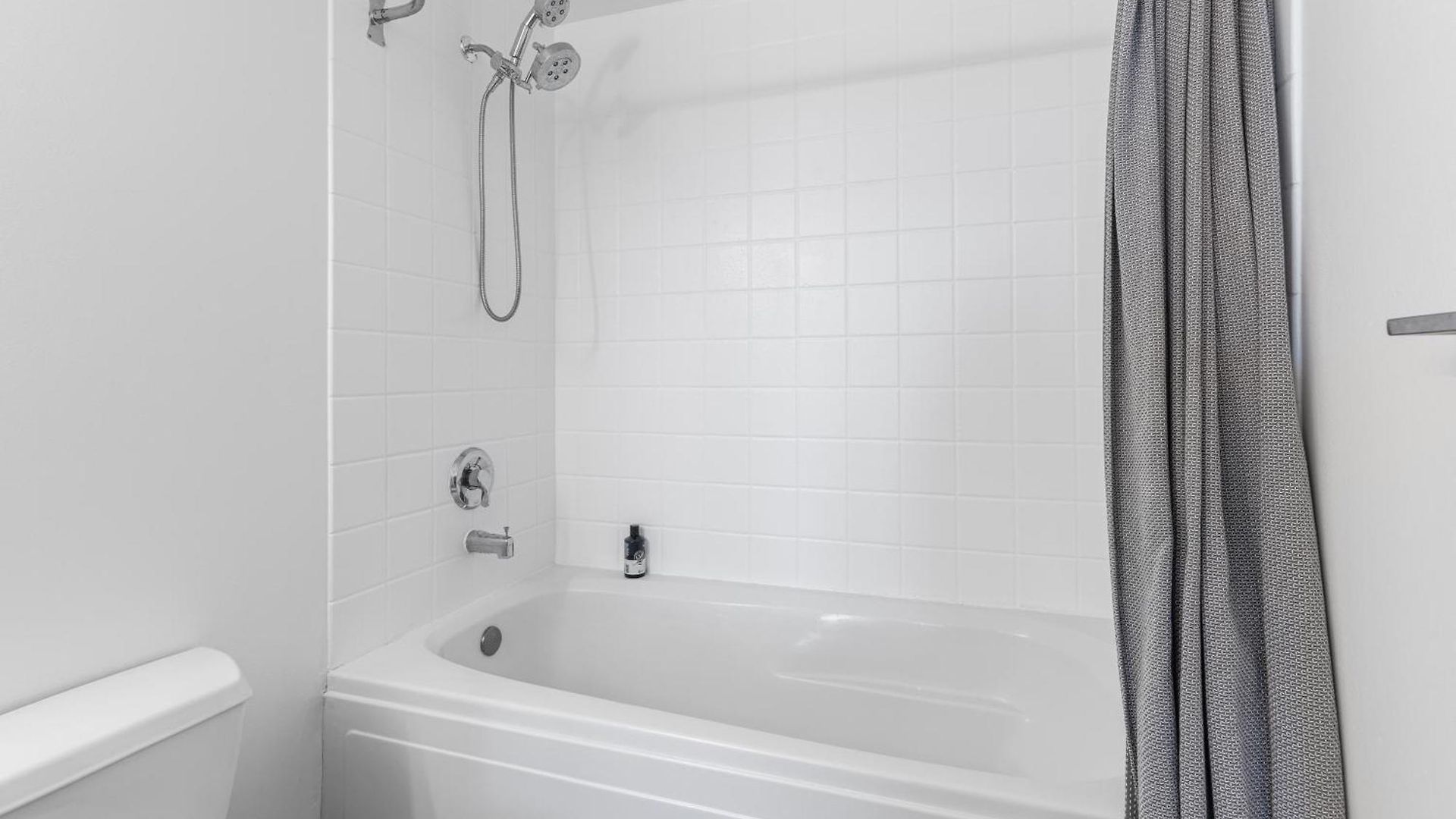 Modern Historic Loft 19ft Ceilings, Gym, Heated Parking, Skyline Views, Balcony *